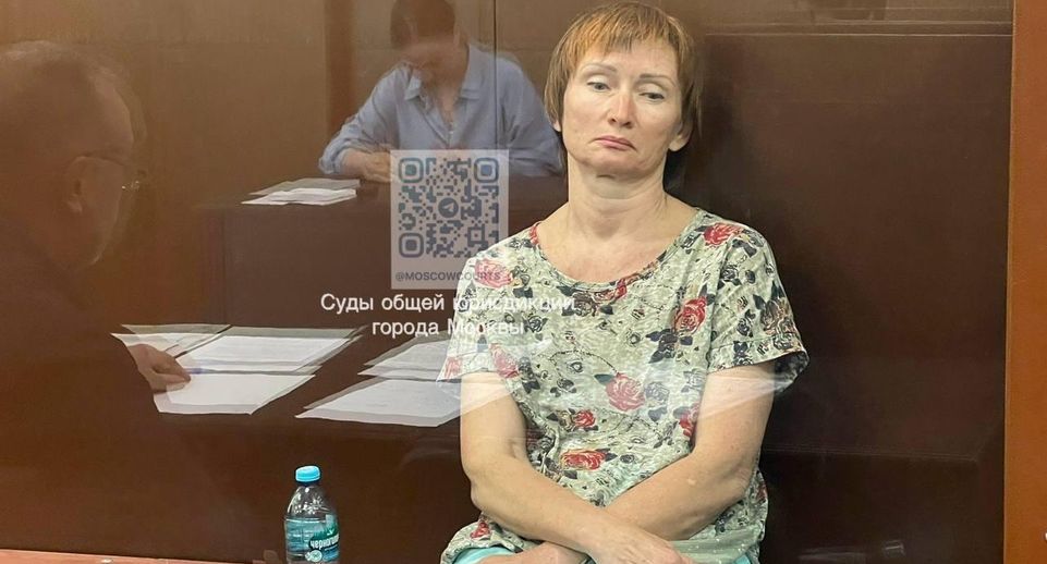 Суд арестовал одну из женщин, написавших ГУР на памятнике Жукову в Москве