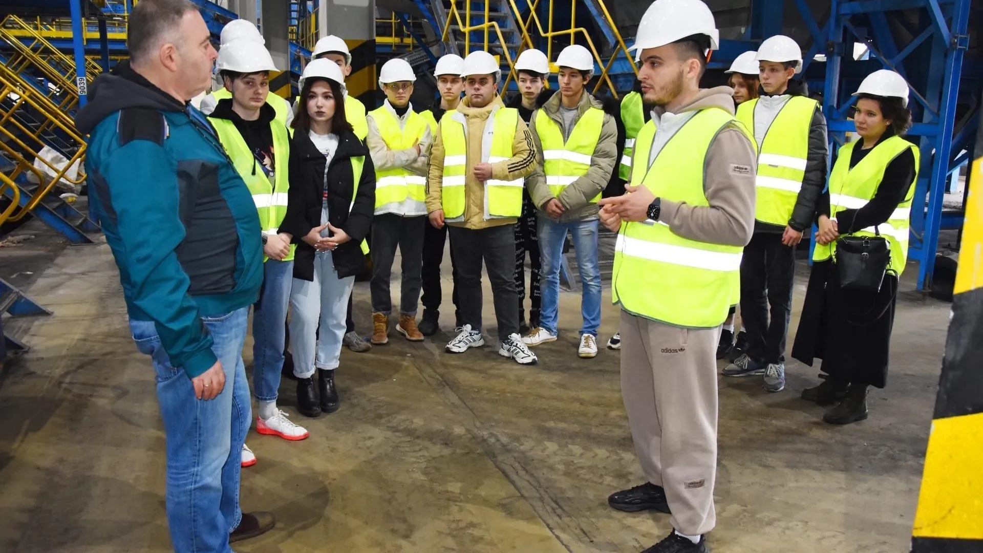 Студенты из Рошаля посетили комплекс по переработке отходов «Прогресс»