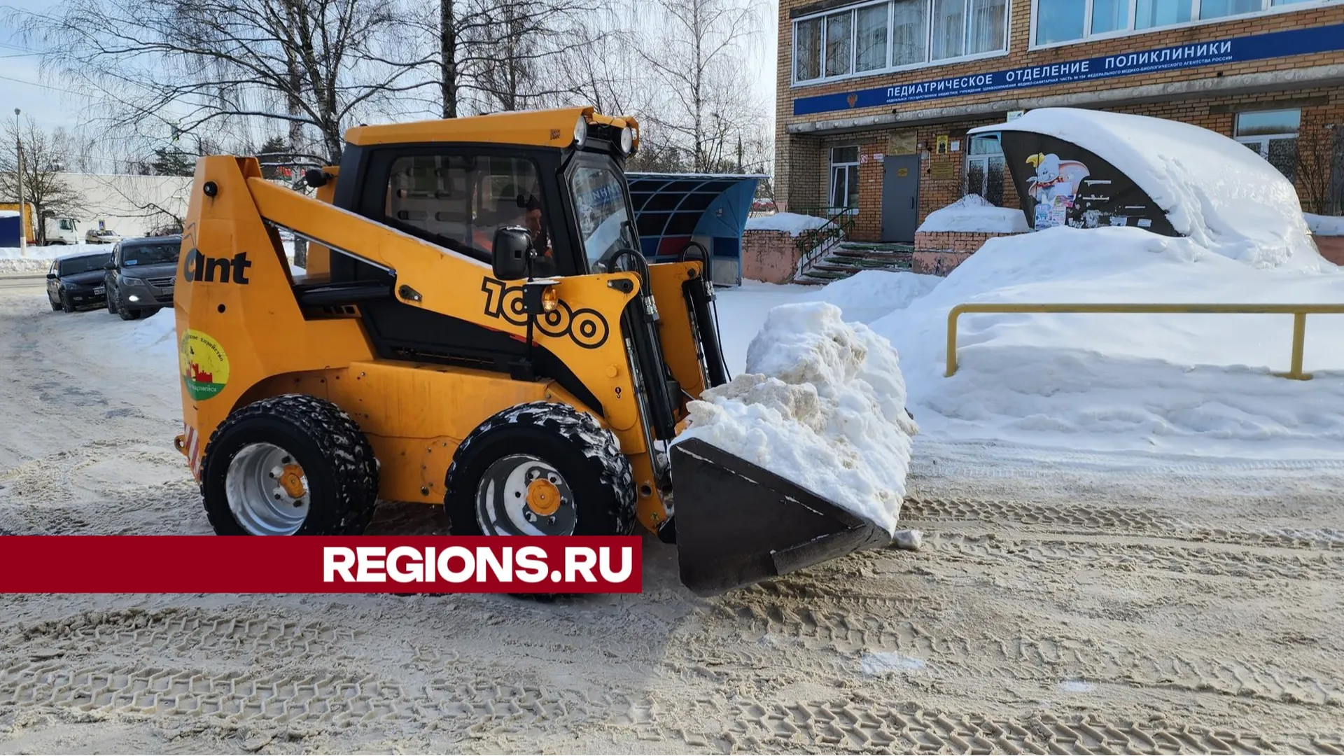 В Городском округе Пушкинский от снега и наледи расчистили парковки для инвалидов