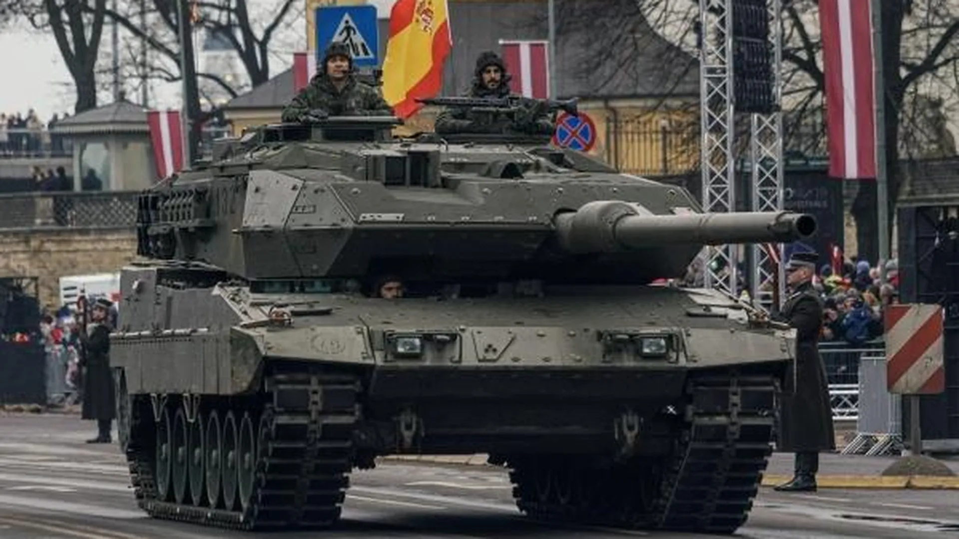 Военнослужащие Испании на танке Leopard 2E на параде в Риге в День независимости Латвии