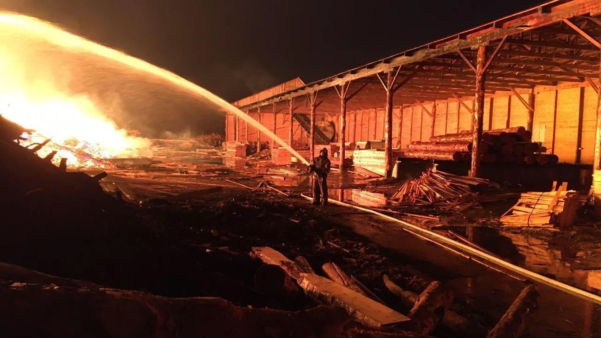 Крупный пожар произошел на площадке с пиломатериалами в Красноярском крае. Фото и видео