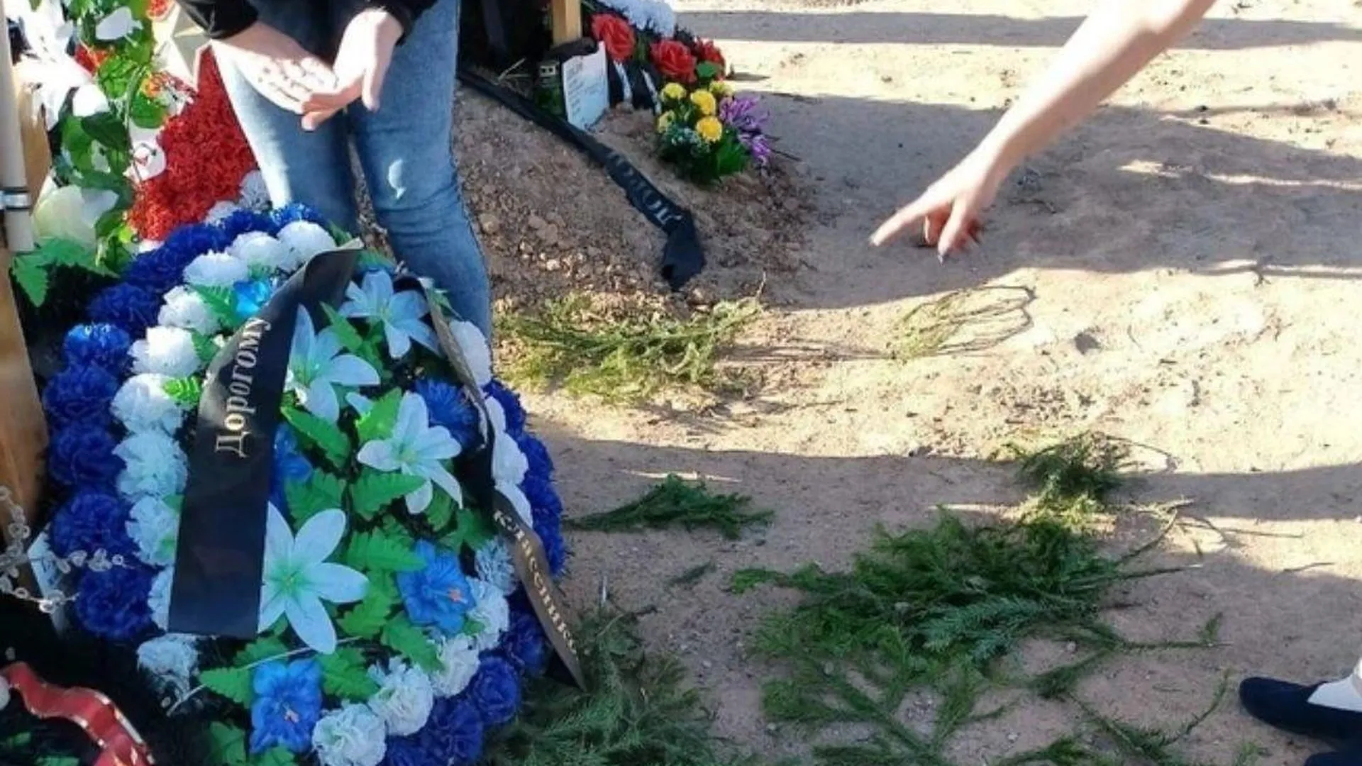 В Волгограде пара юных вандалов сорвали флаги и разломали кресты на могилах участников СВО