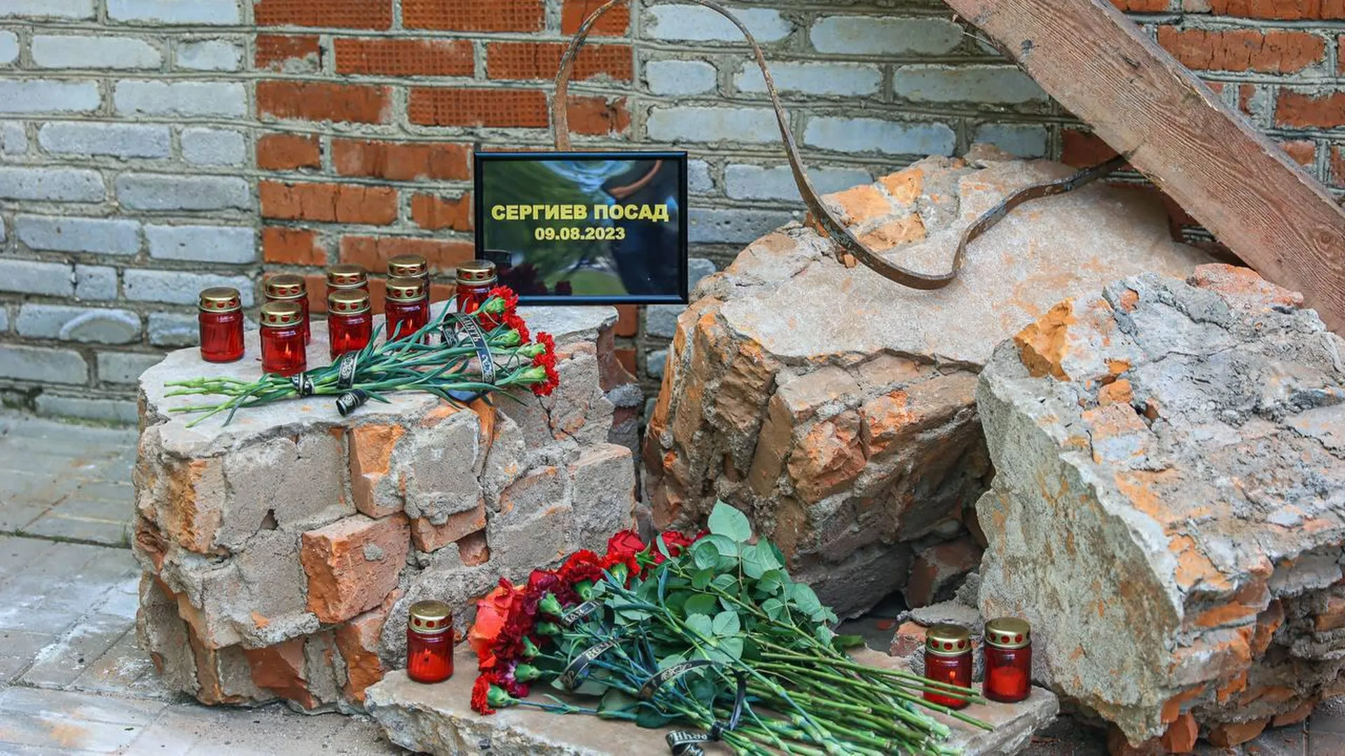 Жители Сергиева Посада продолжили нести цветы и свечи к мемориалу на месте взрыва