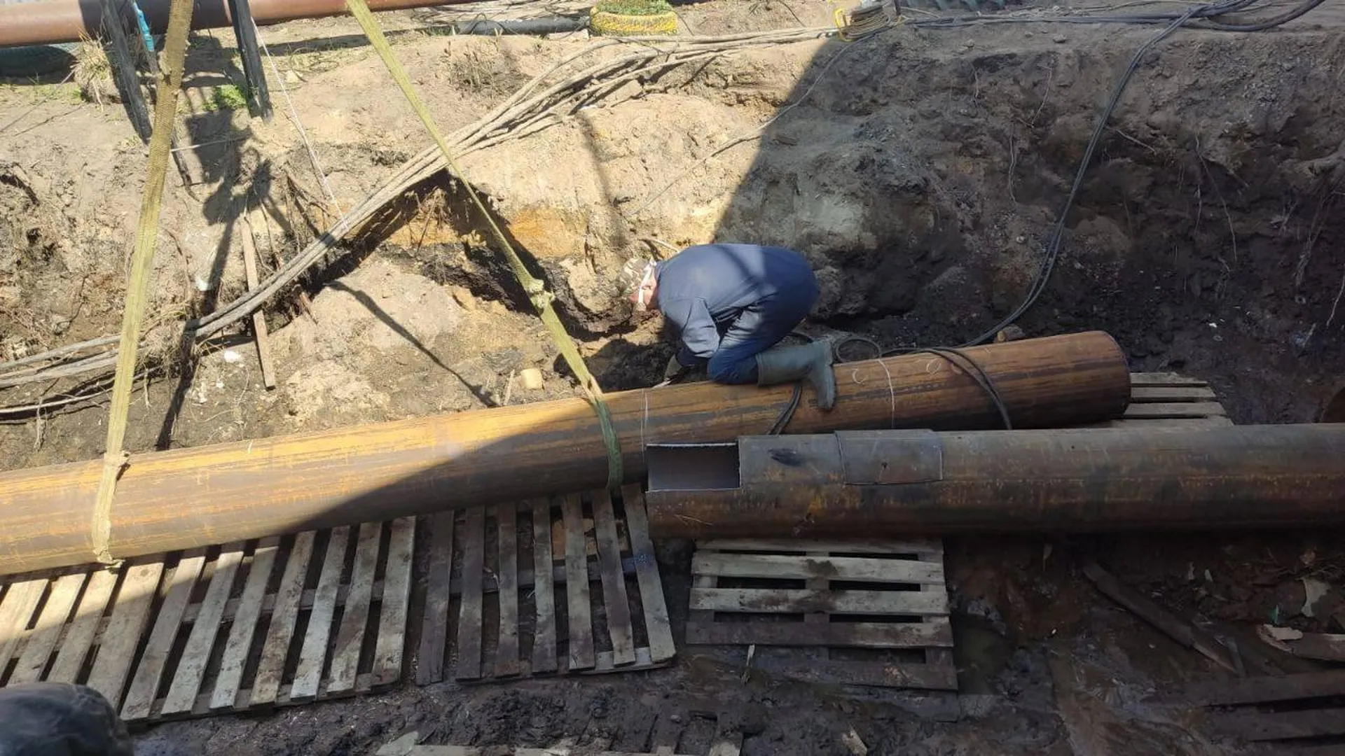 Утечку на напорном канализационном коллекторе устранили в Куровском