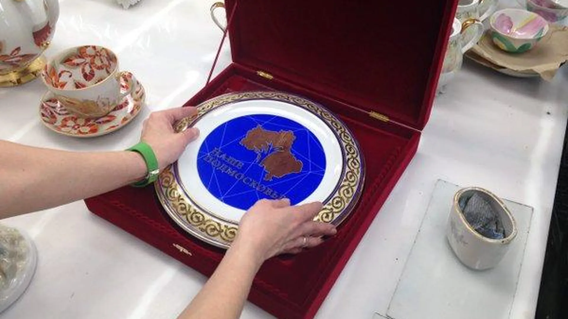 Главе МО подарили тарелку с логотипом «Наше Подмосковье»