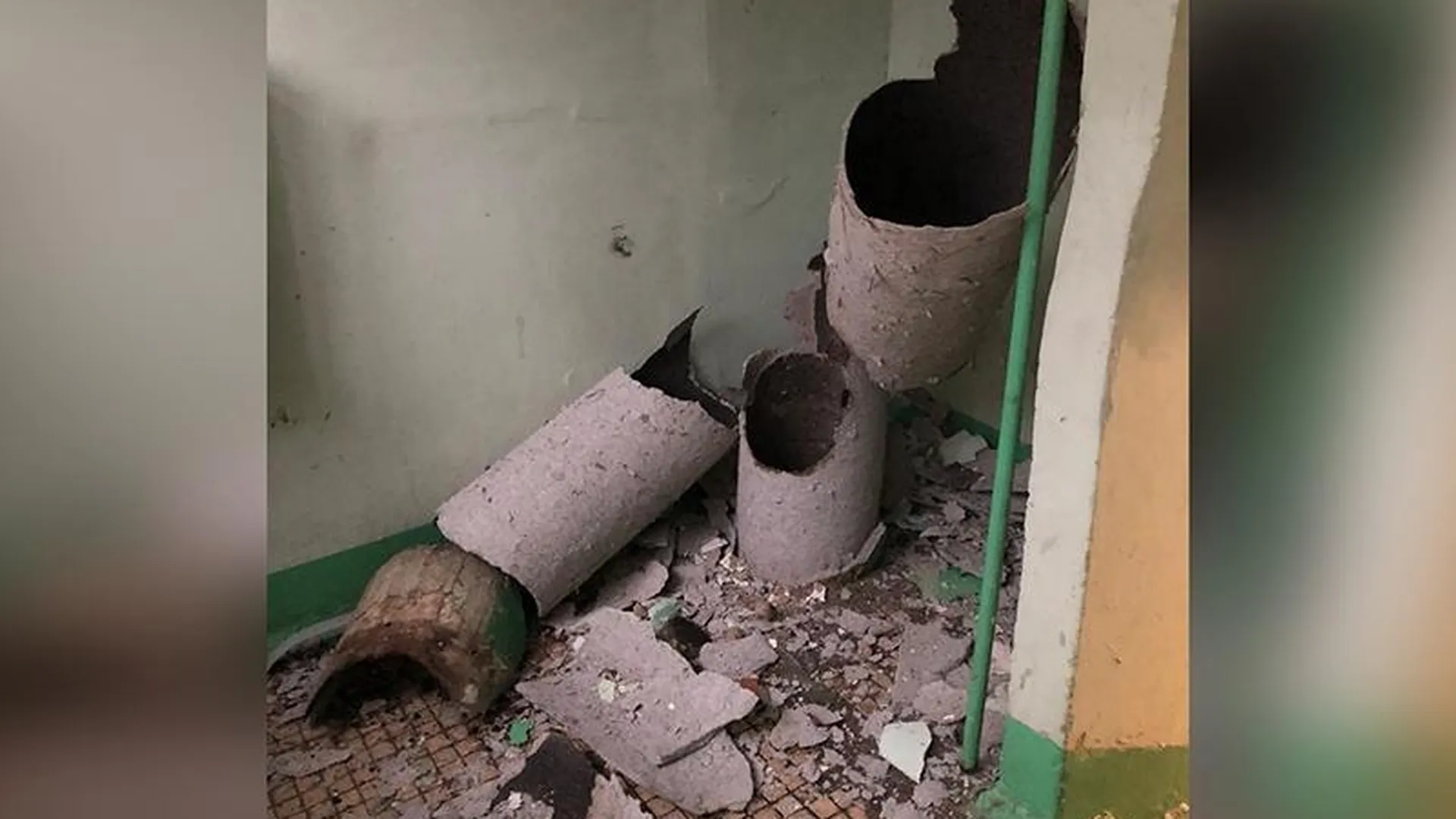 Хулиганы в клочья разнесли мусоропровод с помощью салюта в одной из многоэтажек Красногорска 