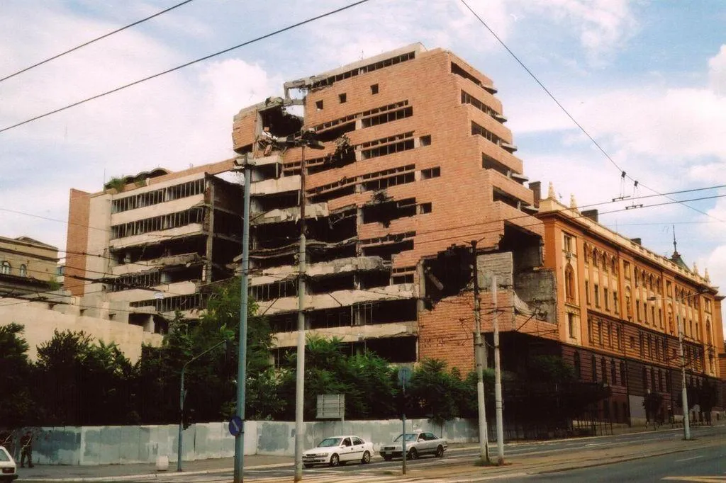 Здание Министерства обороны СРЮ после бомбардировки