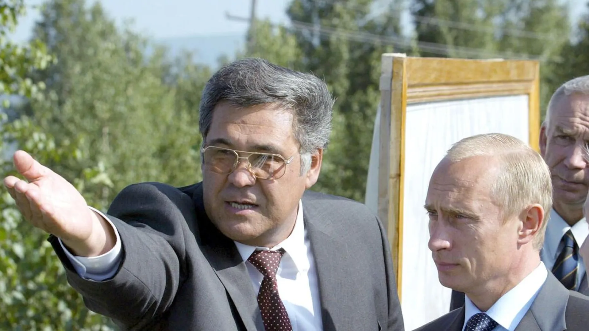 Владимир Путин и губернатор Кемеровской области Аман Тулеев во время посещения угольного разреза «Междуреченский», 2008 год