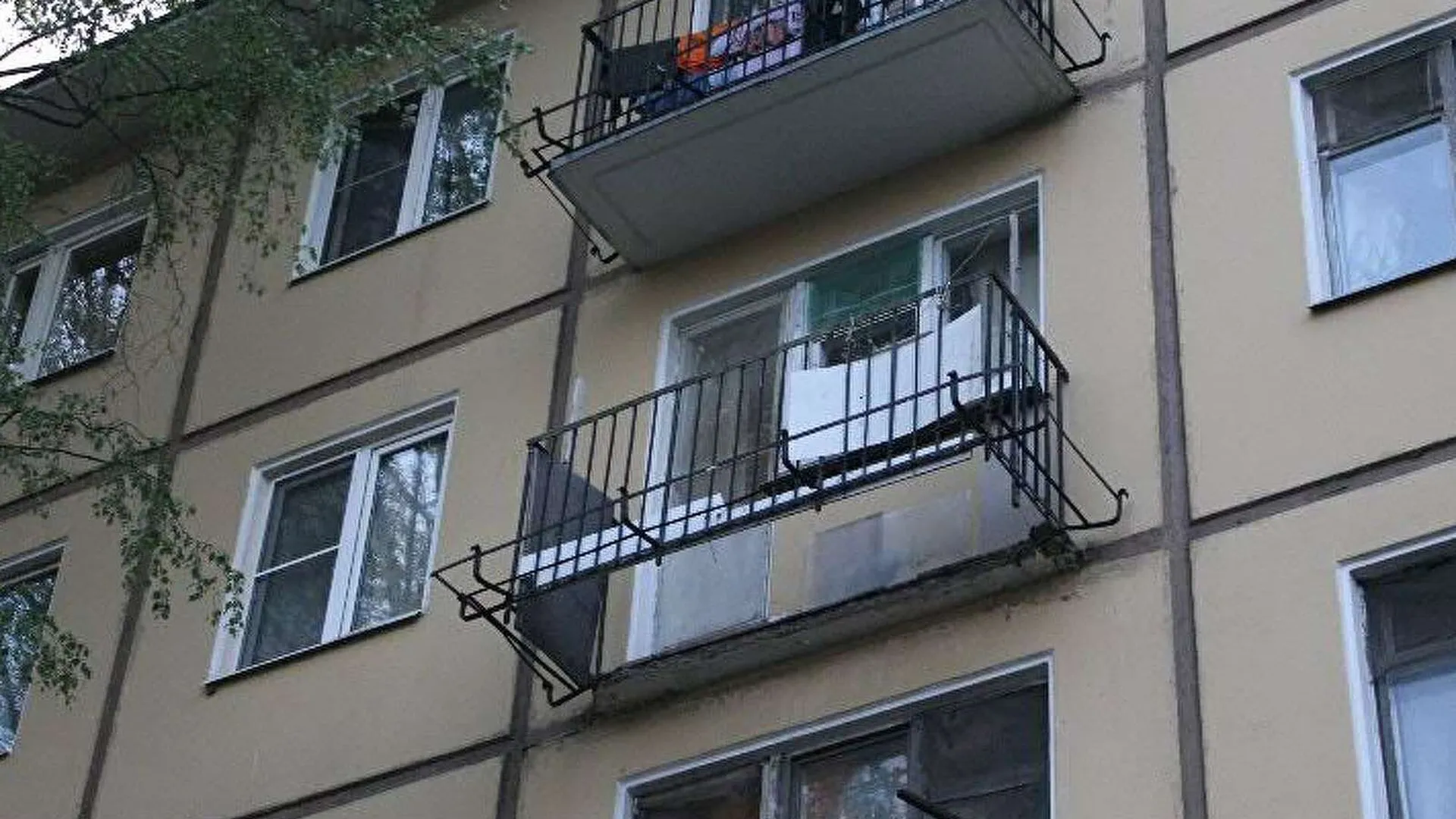 Житель Магнитогорска выбросил с балкона все содержимое квартиры. Потом вниз улетело 120 тысяч рублей