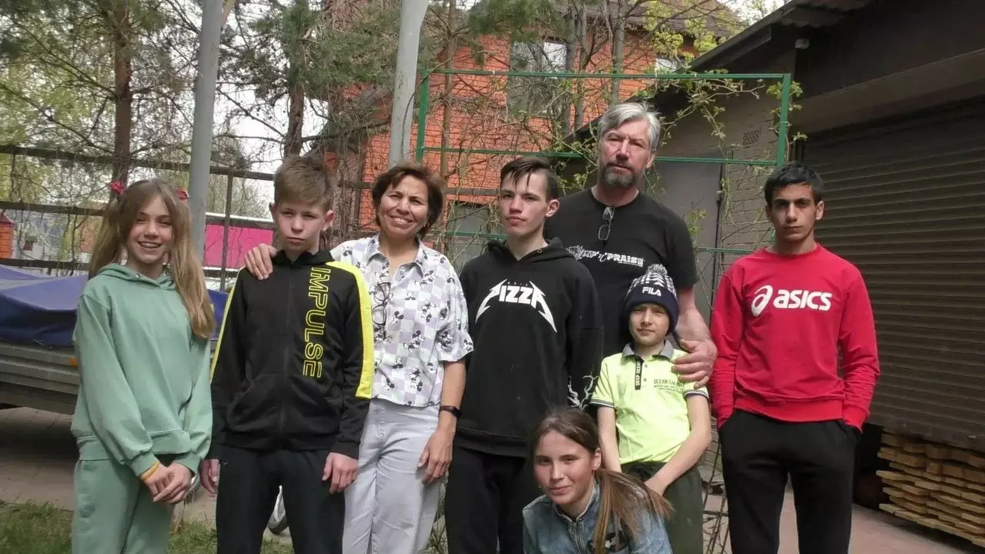 Взявшая под опеку мальчика из ДНР семья из Подмосковья отметила День Победы