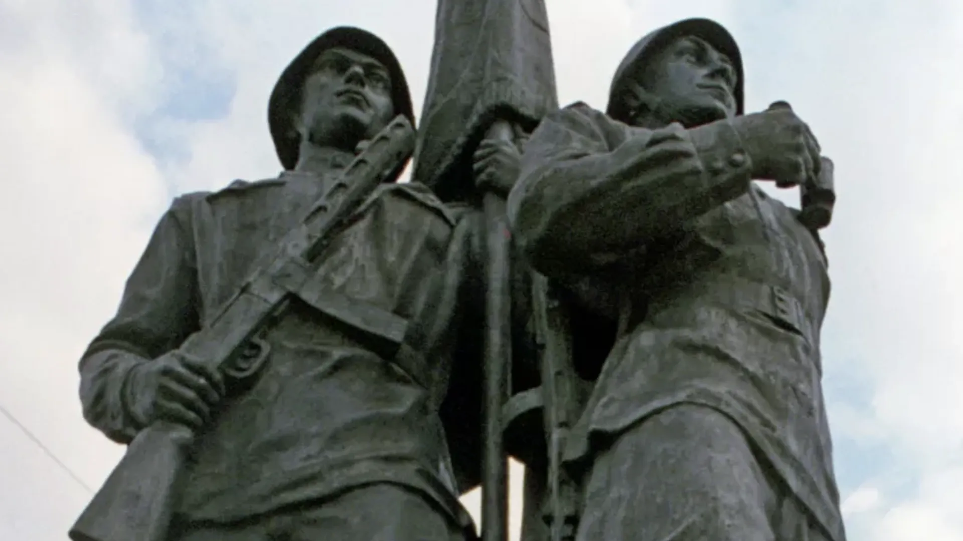 Памятник советским воинам решили продать в Ровно ради закупок БПЛА для ВСУ