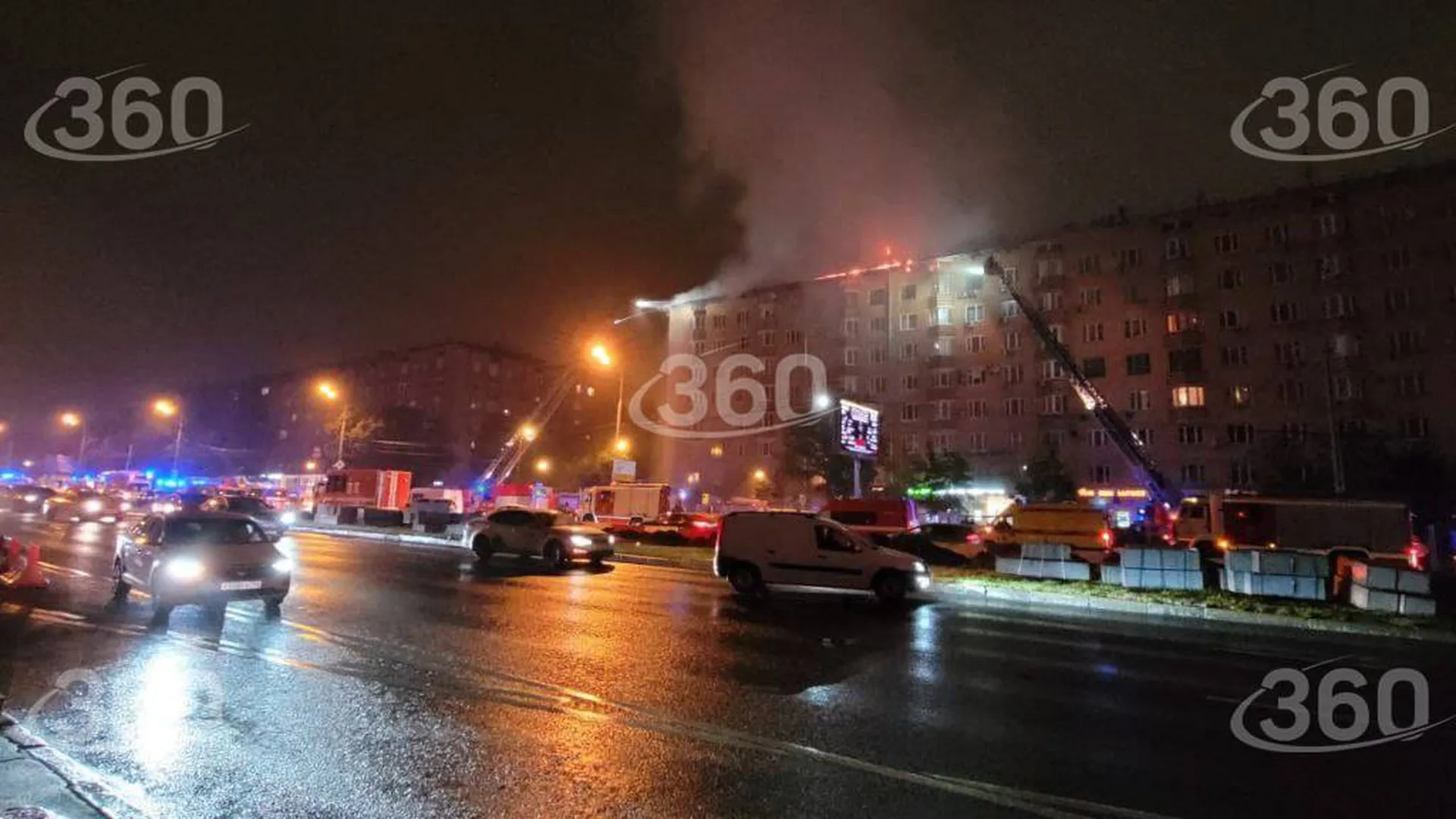 Почти 400 человек эвакуировали из горящей восьмиэтажки в Москве