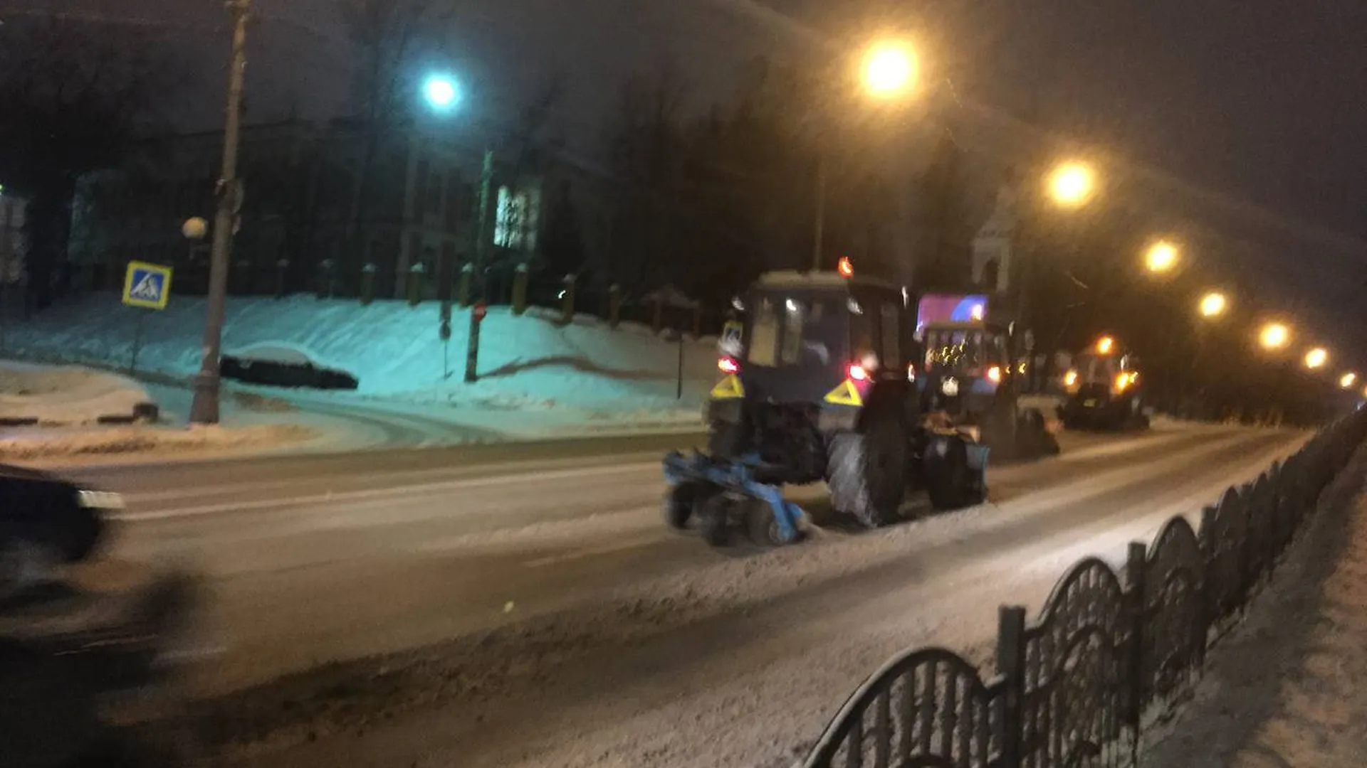 Дороги и улицы после снегопада в Подмосковье коммунальные службы убирали всю ночь