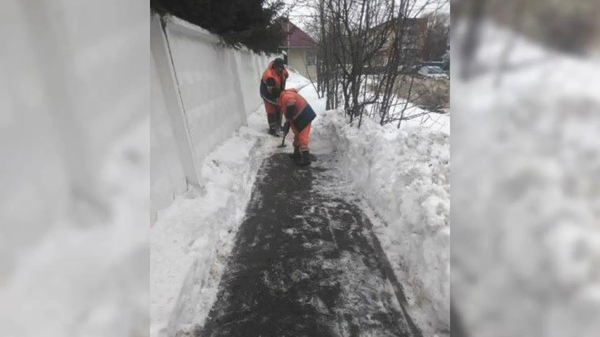 «И так сойдет!»: в Подольске коммунальщики почистили дорожку от снега на 1⁄4