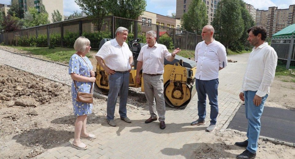 Тротуары возле нового детского сада «Ромашка» обновили в Мытищах