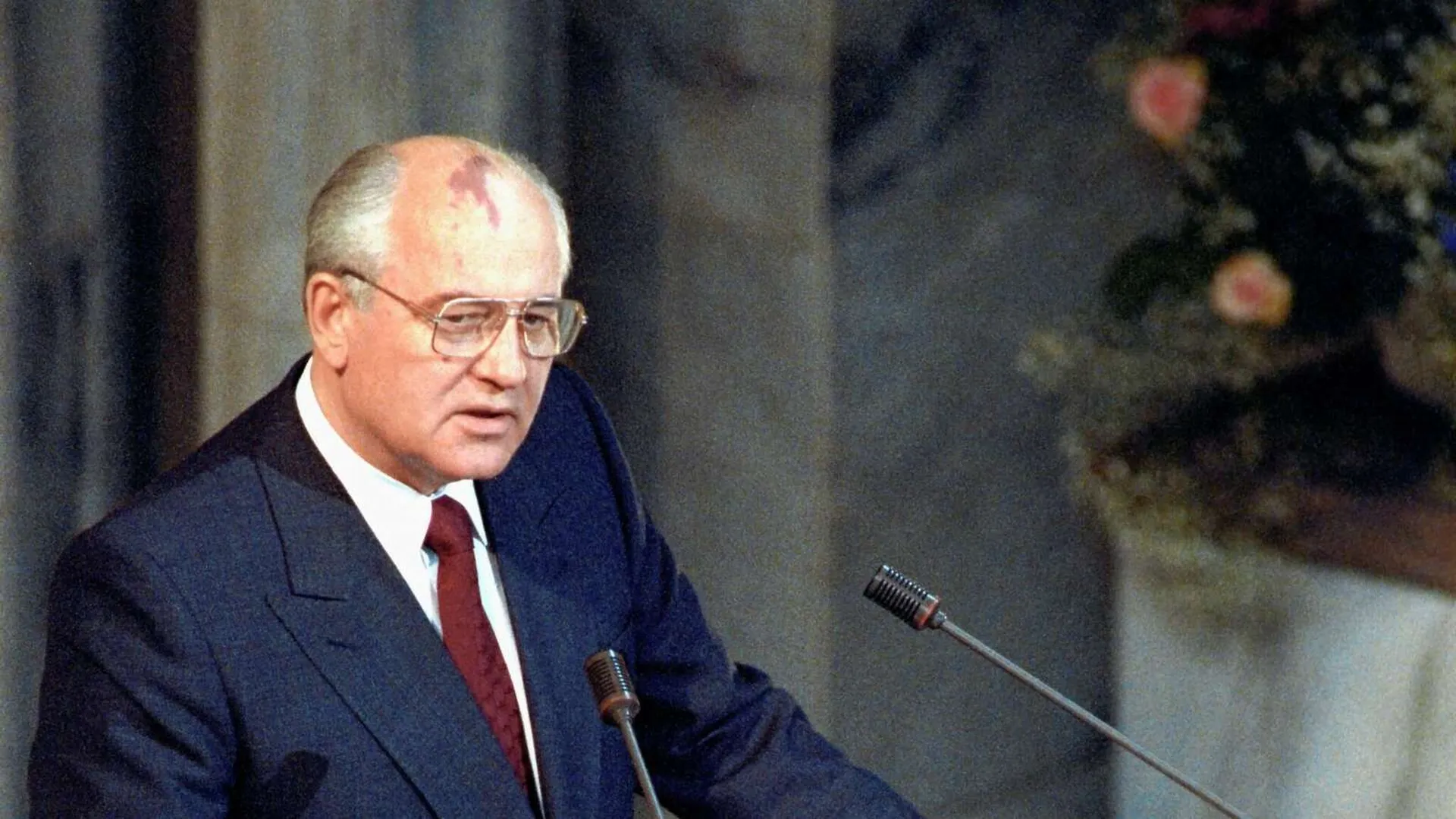 Хороший человек не профессия. Горбачев провел реформы, но допустил развал страны