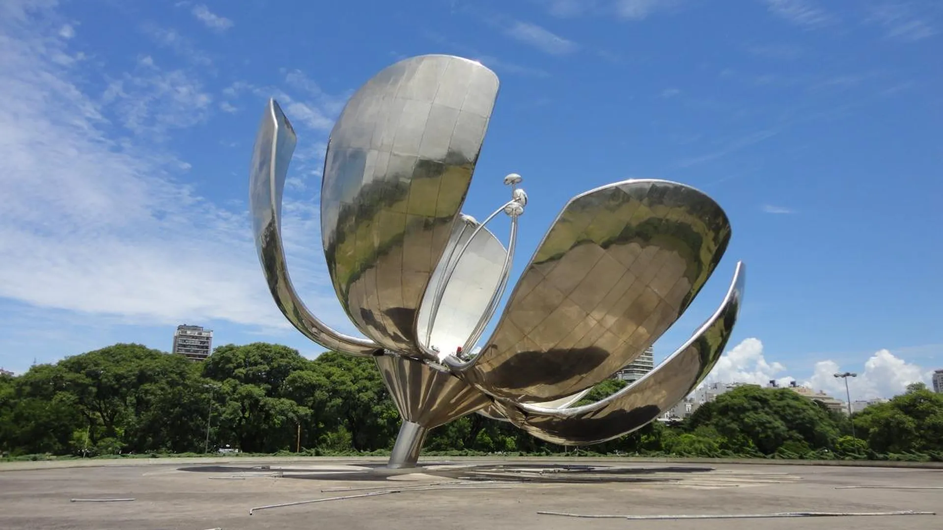 Железная скульптура символа Буэнос-Айреса сломалась во время урагана