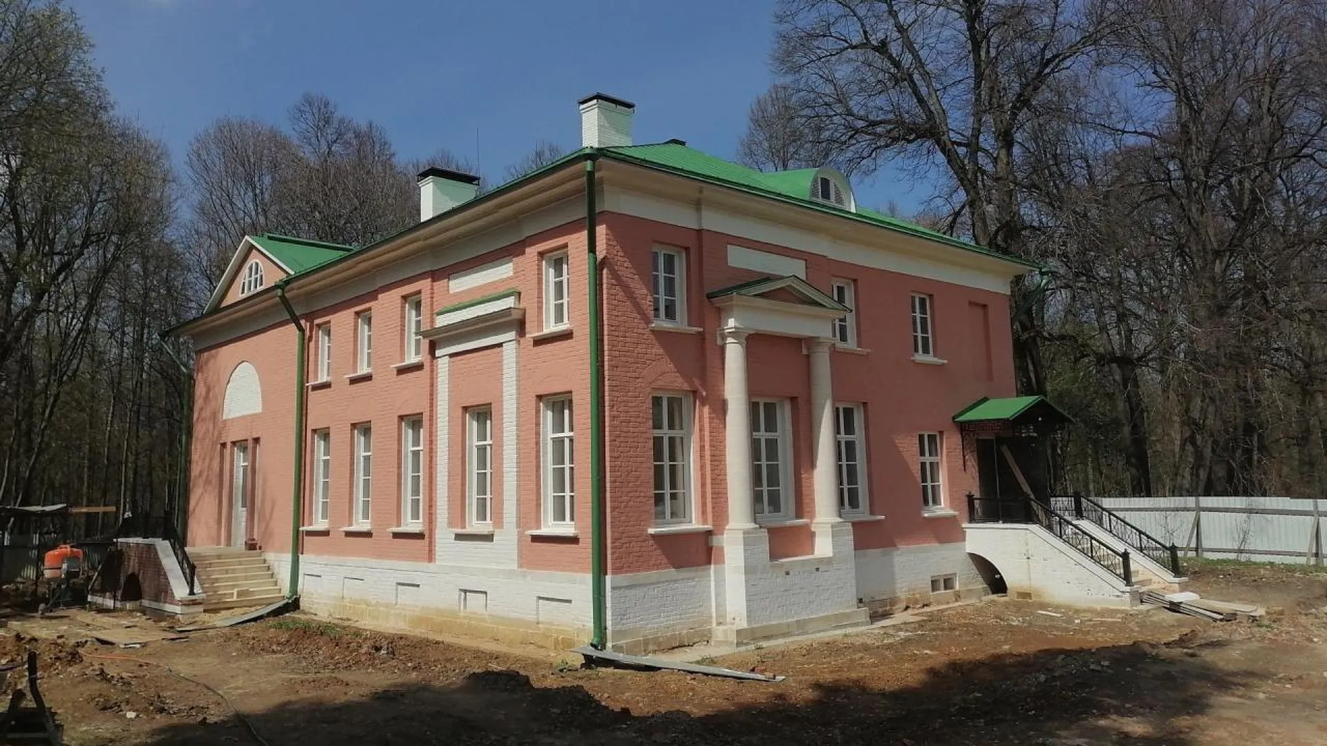 В Подмосковье продолжается реставрация главного дома усадьбы Федора Шаховского