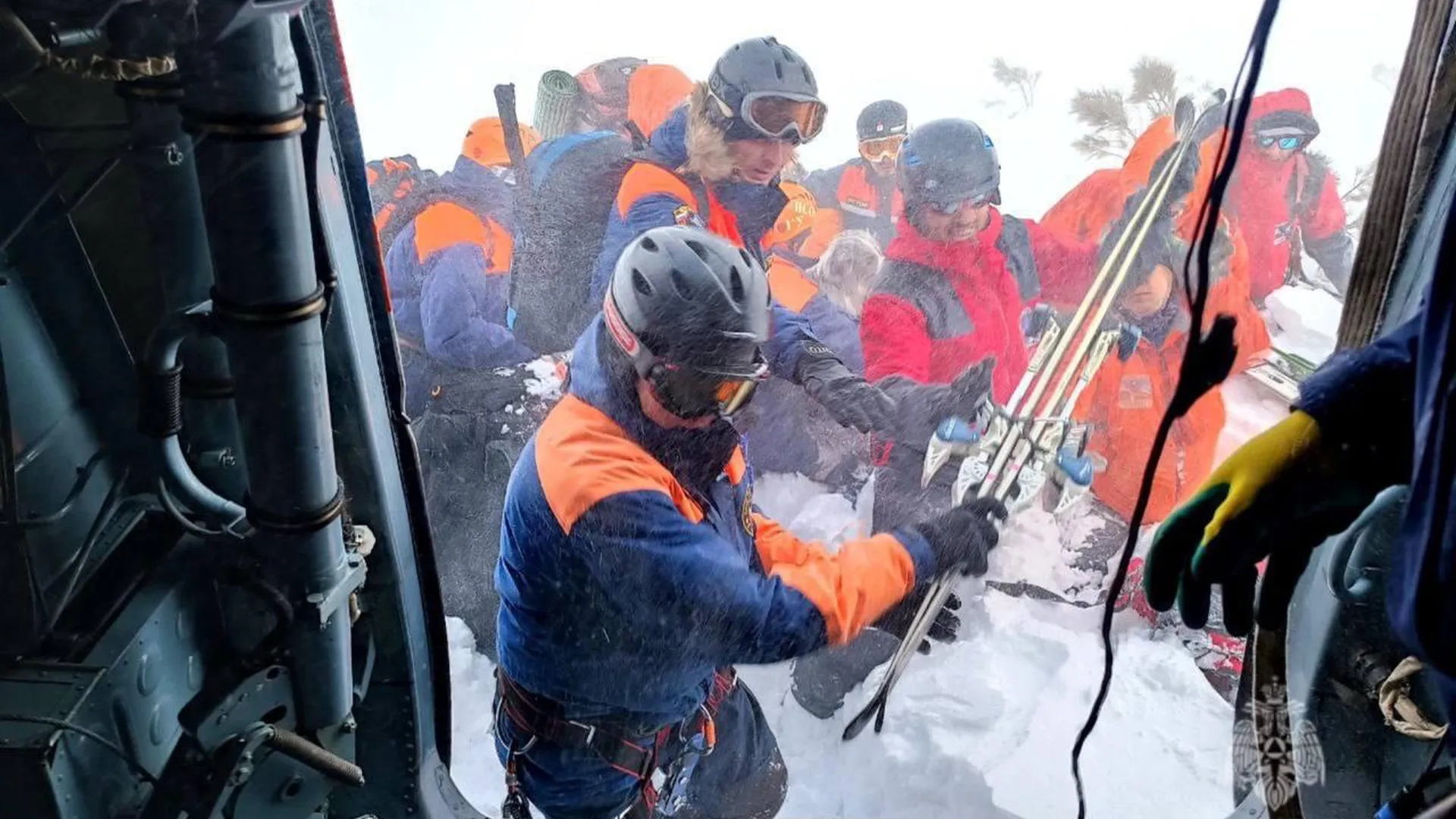 Работу спасателей на месте схода лавины на Камчатке сняли на видео