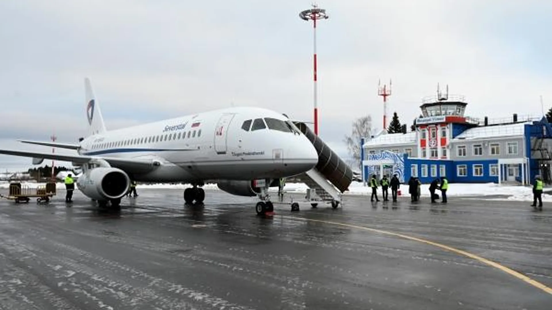 Датчик отказа одного из двигателей сработал у самолета над Москвой
