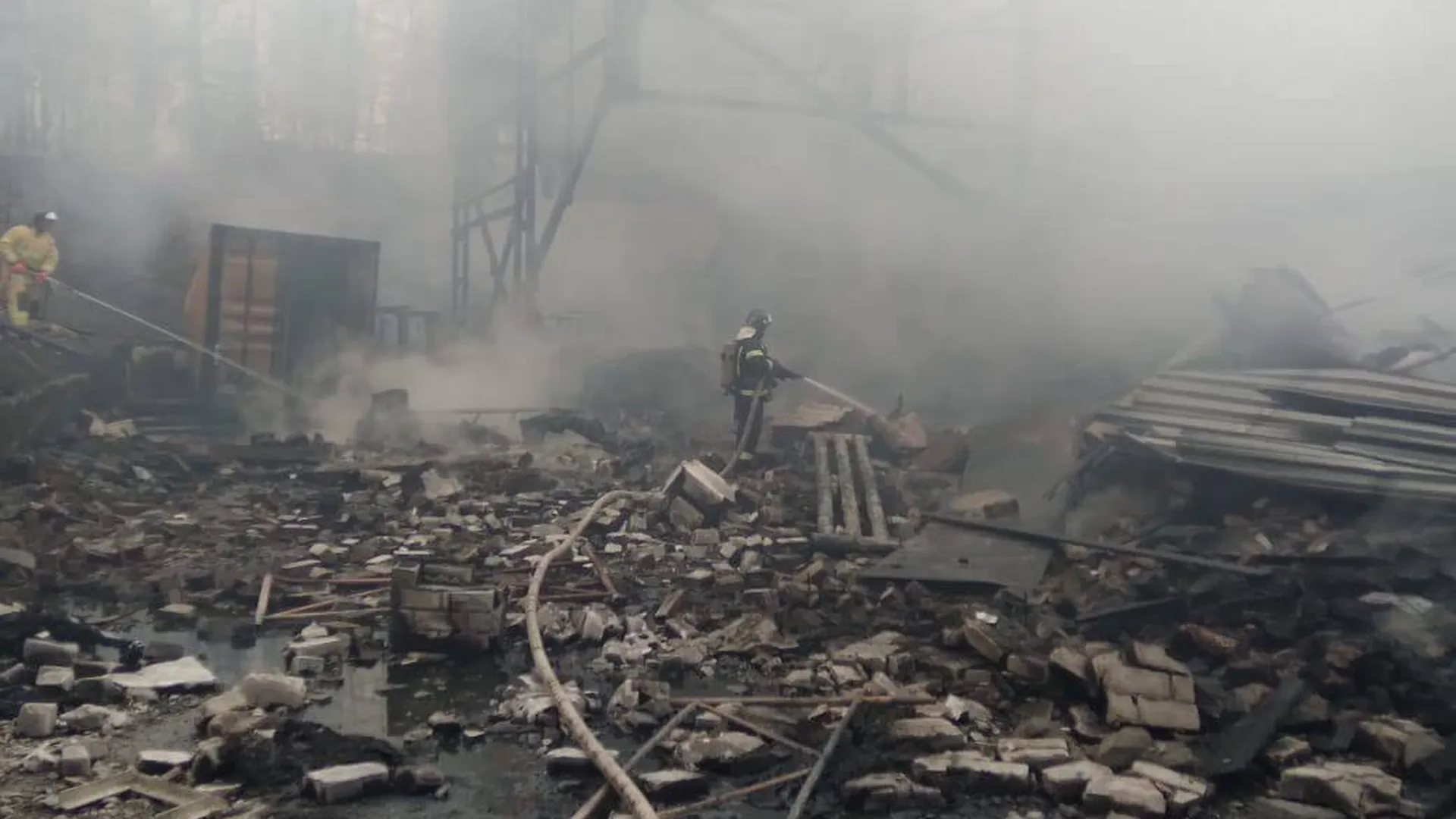 Пожар полностью разрушил здание порохового цеха под Рязанью — видео