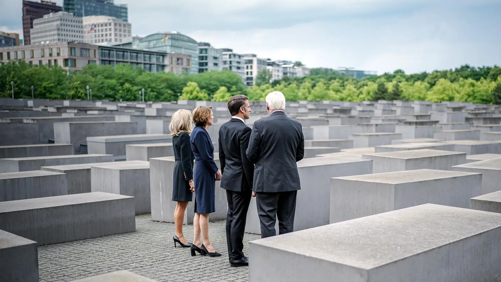 Президенты Франции и Германии Эммануэль Макрон и Франком-ВальтерШтайнмайер с женами посещают мемориал жертвам Холокоста, Берлин, 27 мая 2024 года. Kay Nietfeld