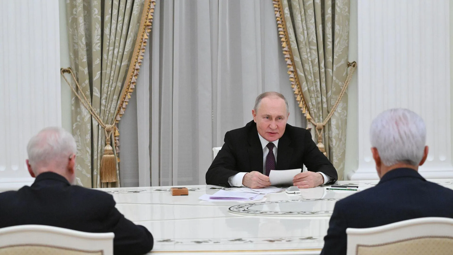 Путин встретился с бывшими членами правительства