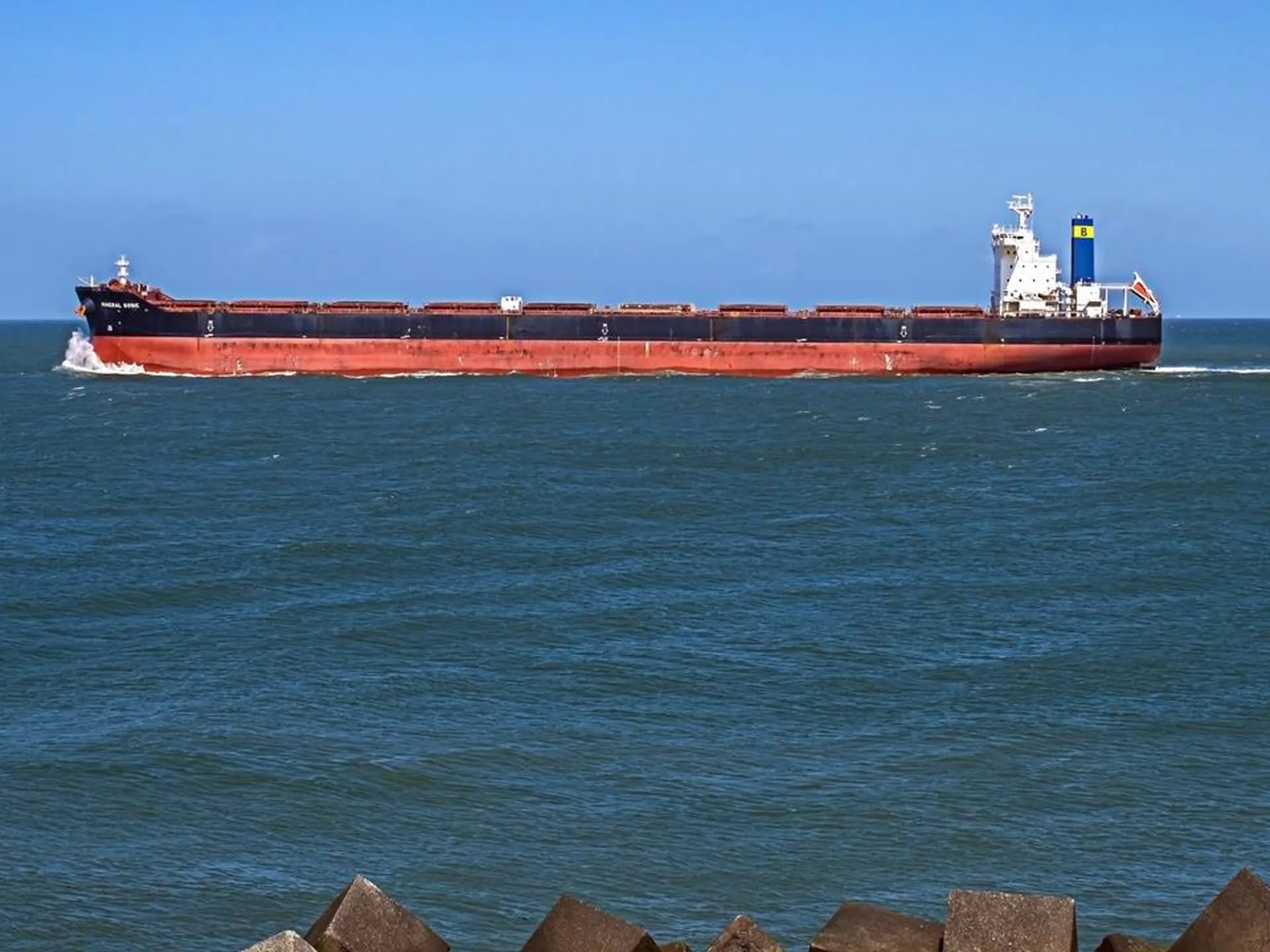 В проливе Дарданеллы потерял ход танкер, который двигался в Россию