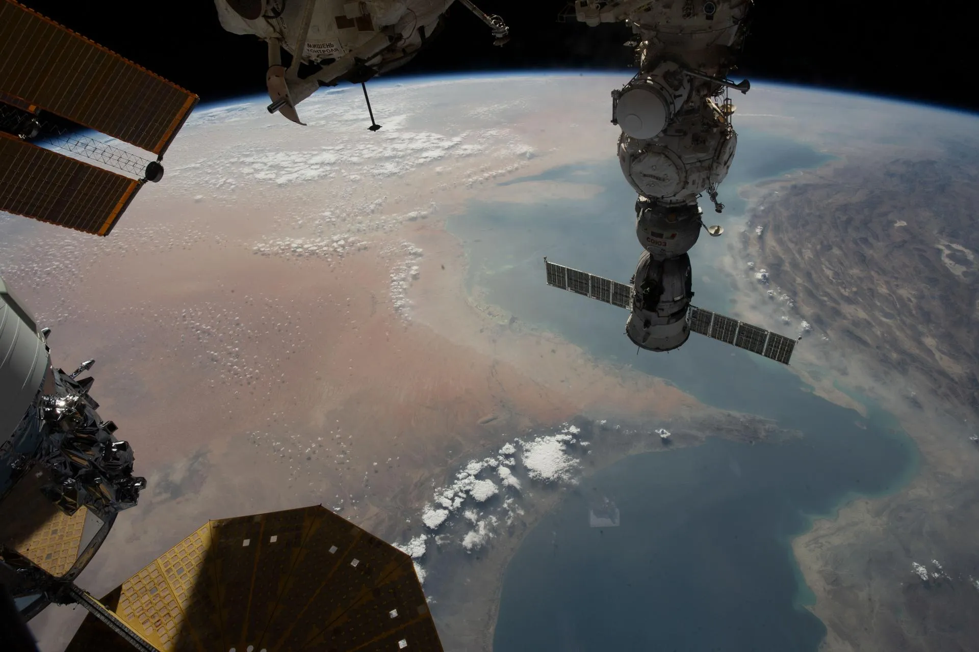 Ормузский пролив (внизу слева) соединяет Оманский залив с Персидским заливом / NASA Earth / Keystone Press Agency