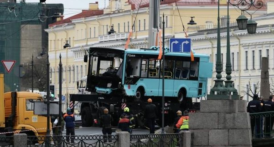 МЧС: упавший с моста в Мойку в Петербурге автобус подняли из воды
