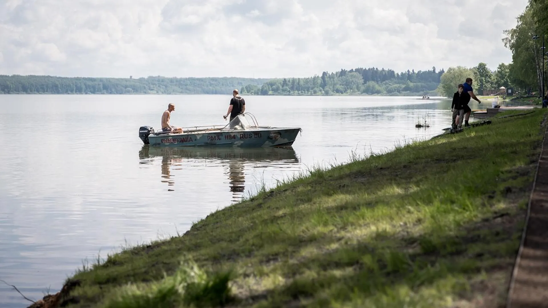 Дайверы и рыбаки убрали мусор со дна и берегов подмосковного озера Сенеж
