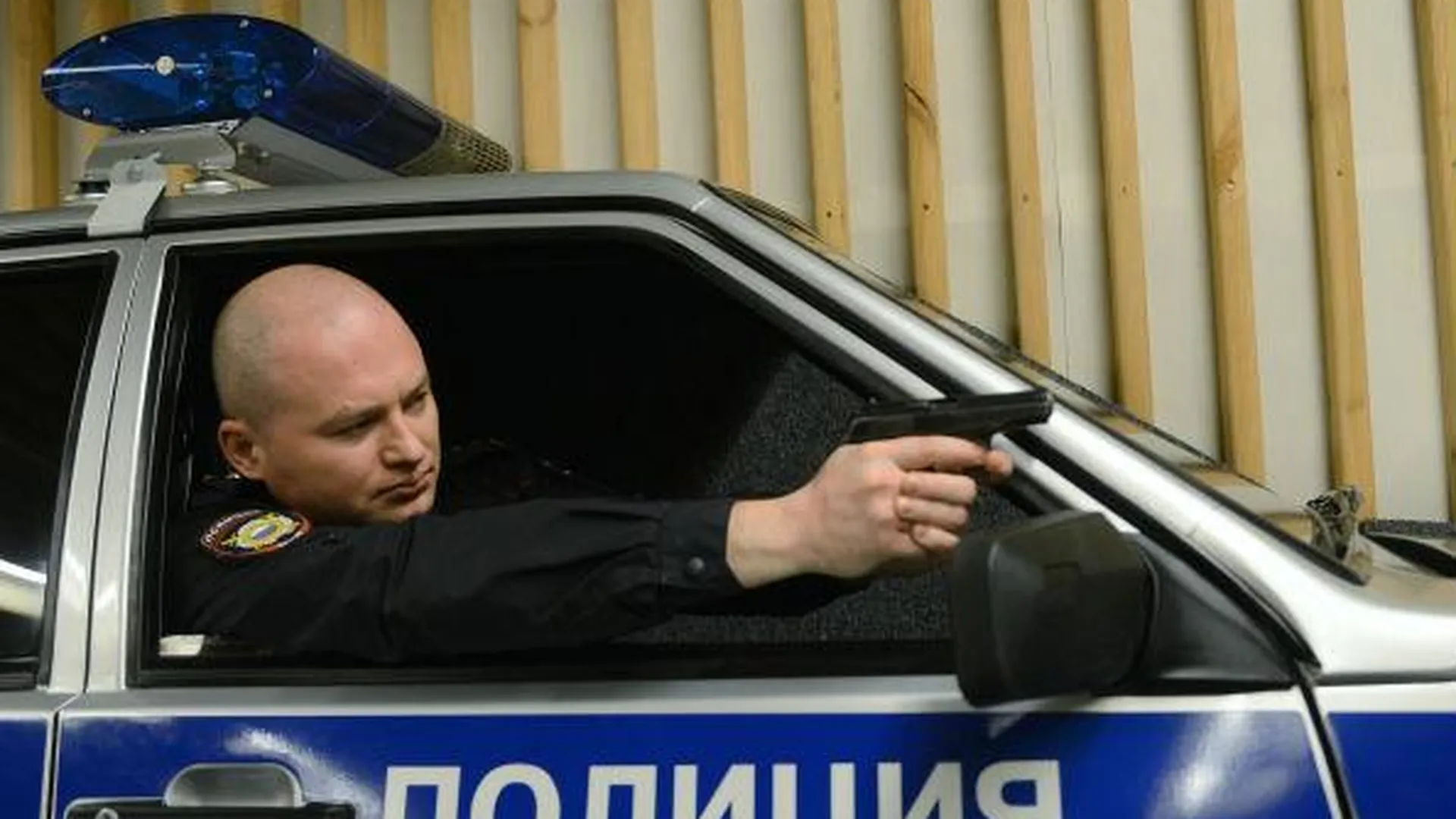 Полицейские задержали грабителя магазина в Пушкине, выстрелив в воздух