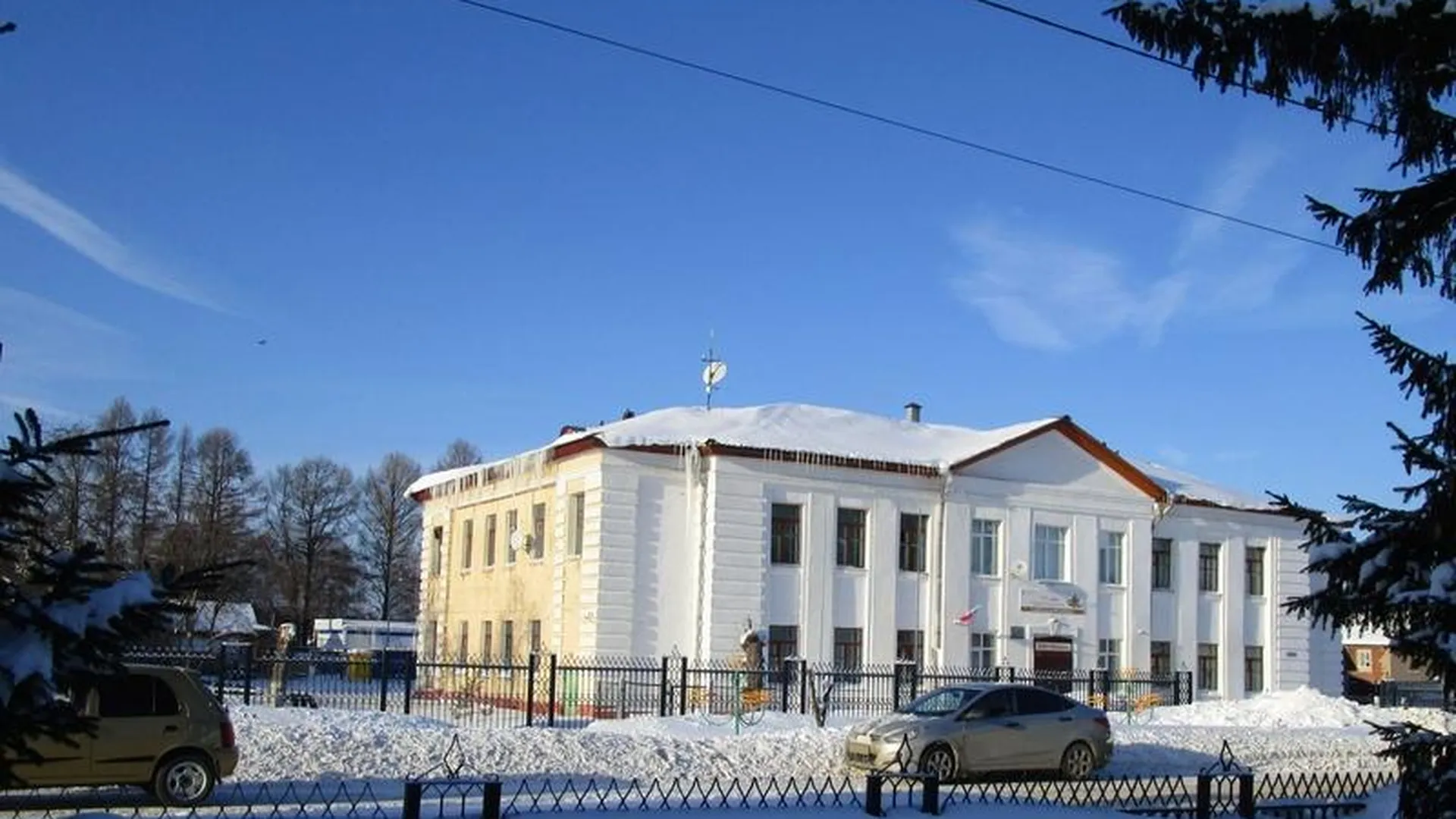 Школу в Луховицком районе заставили очистить от сосулек