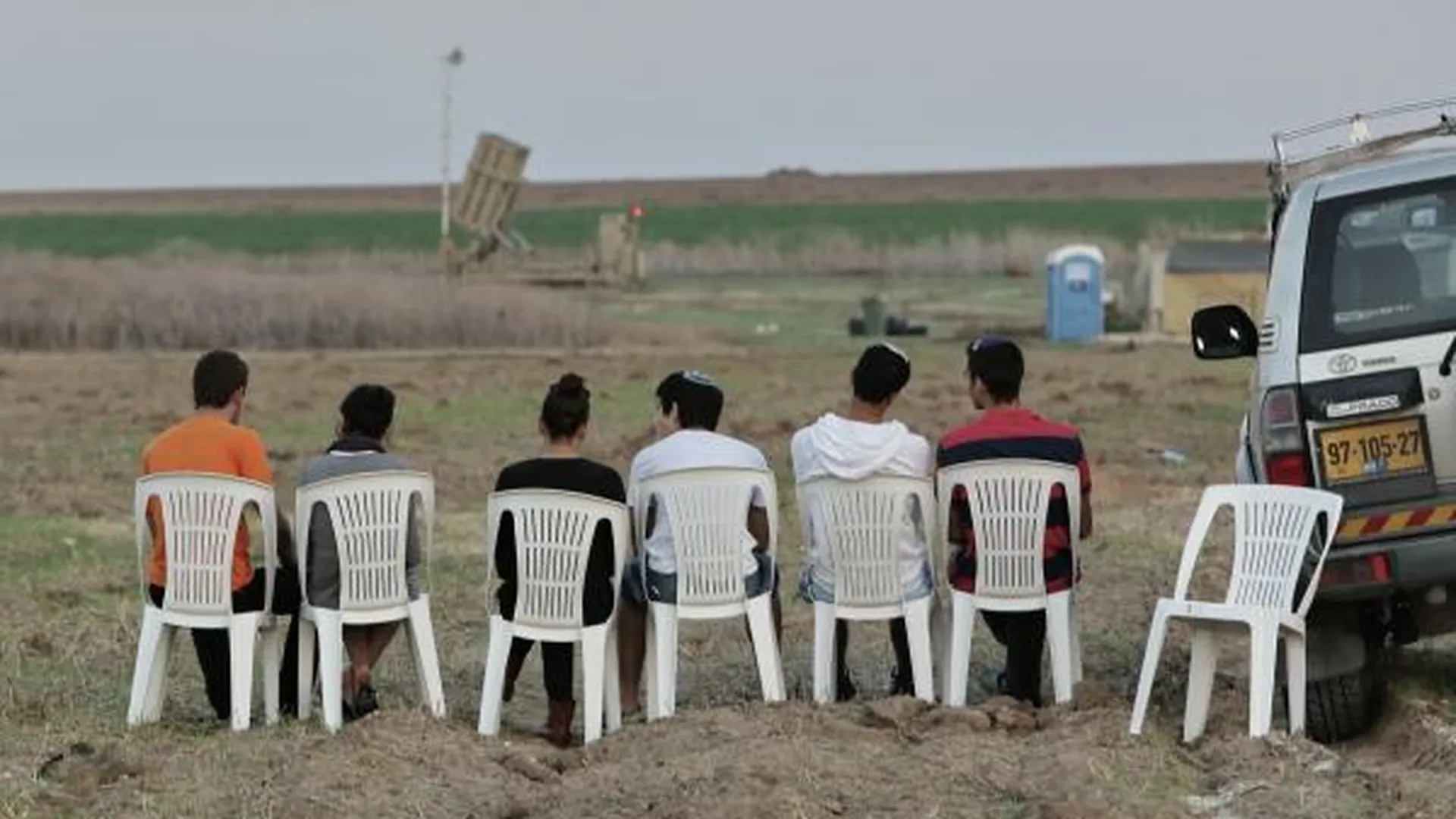 Жители Ашкелона сидят в поле в ожидании залпа ракетного комплекса «Железный купол», 2012 год