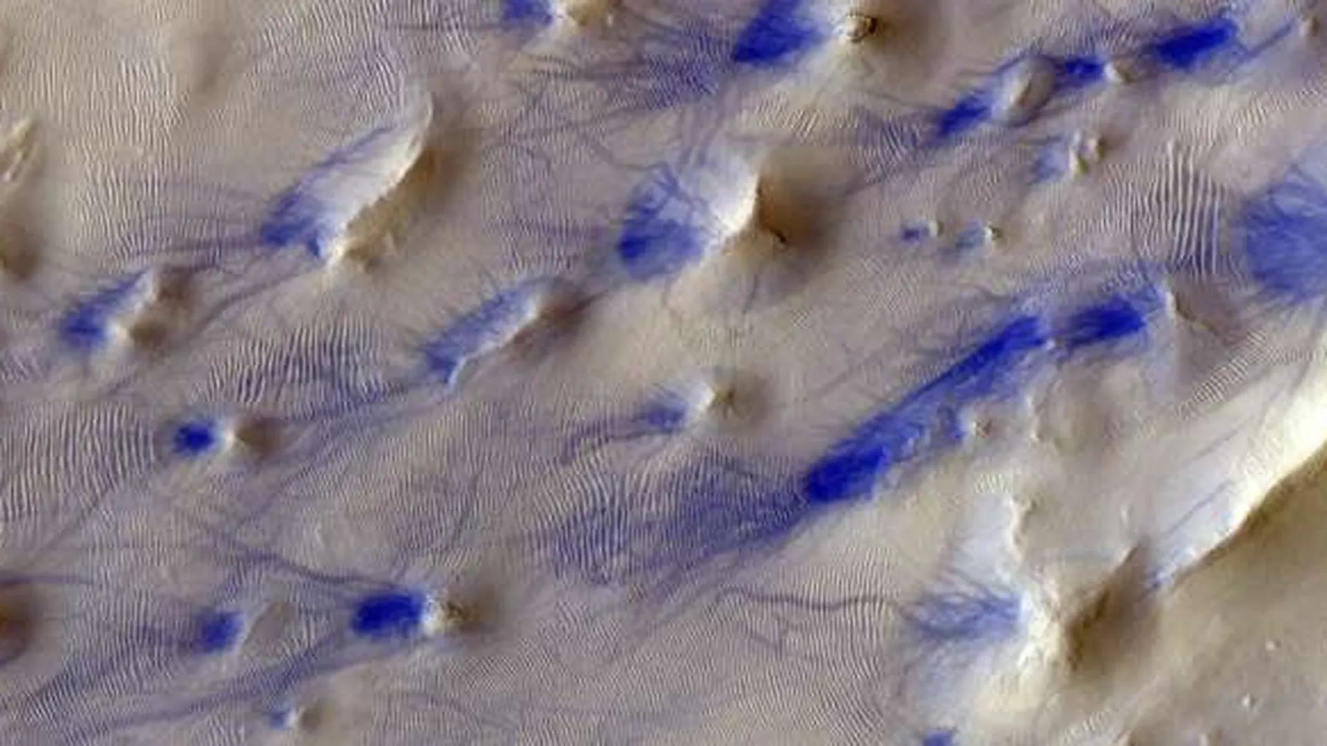 Роскосмос показал следы «пыльного дьявола» на Марсе