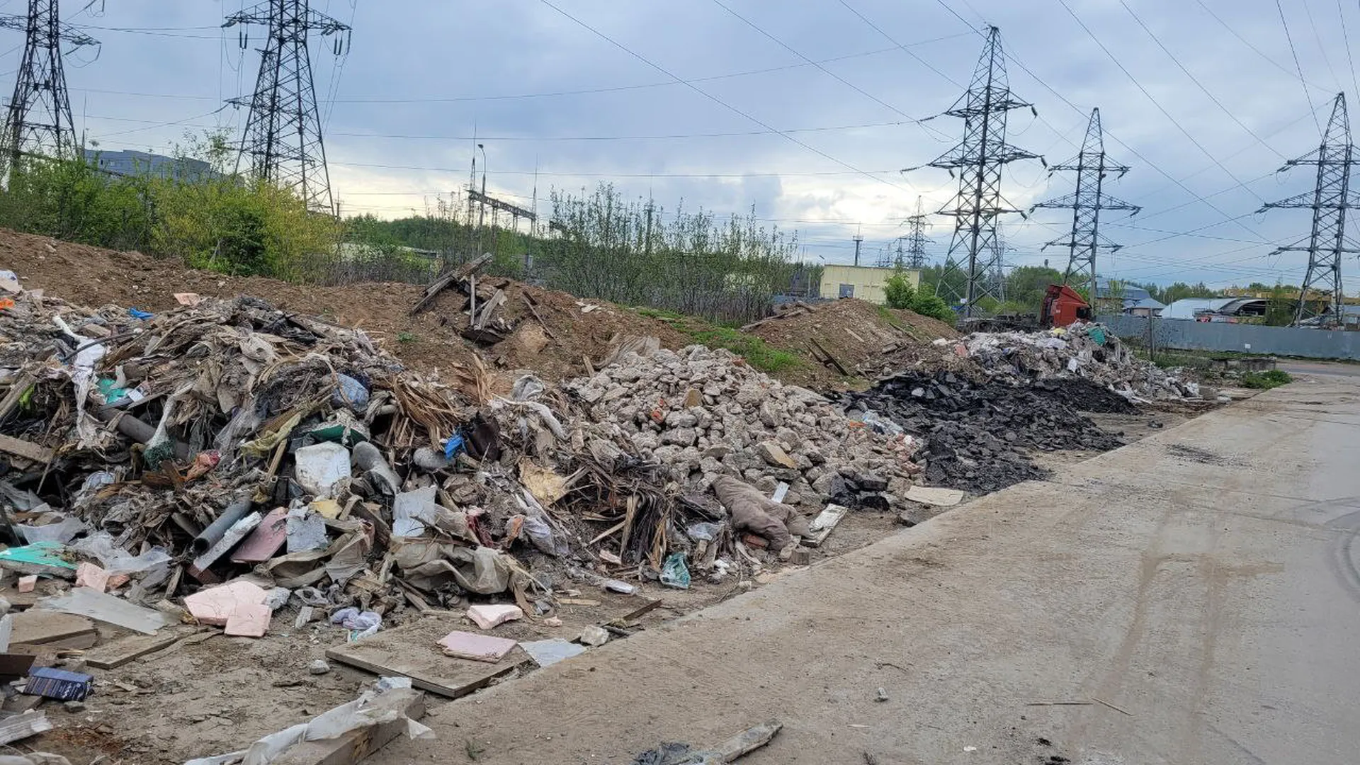 Власти Химок прокомментировали ситуацию с навалами мусора возле местной школы