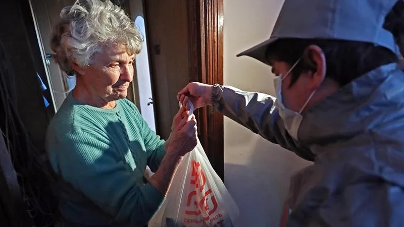 Дрова, еда, лекарства: волонтеры обеспечивают пенсионеров-дачников всем необходимым в самоизоляции