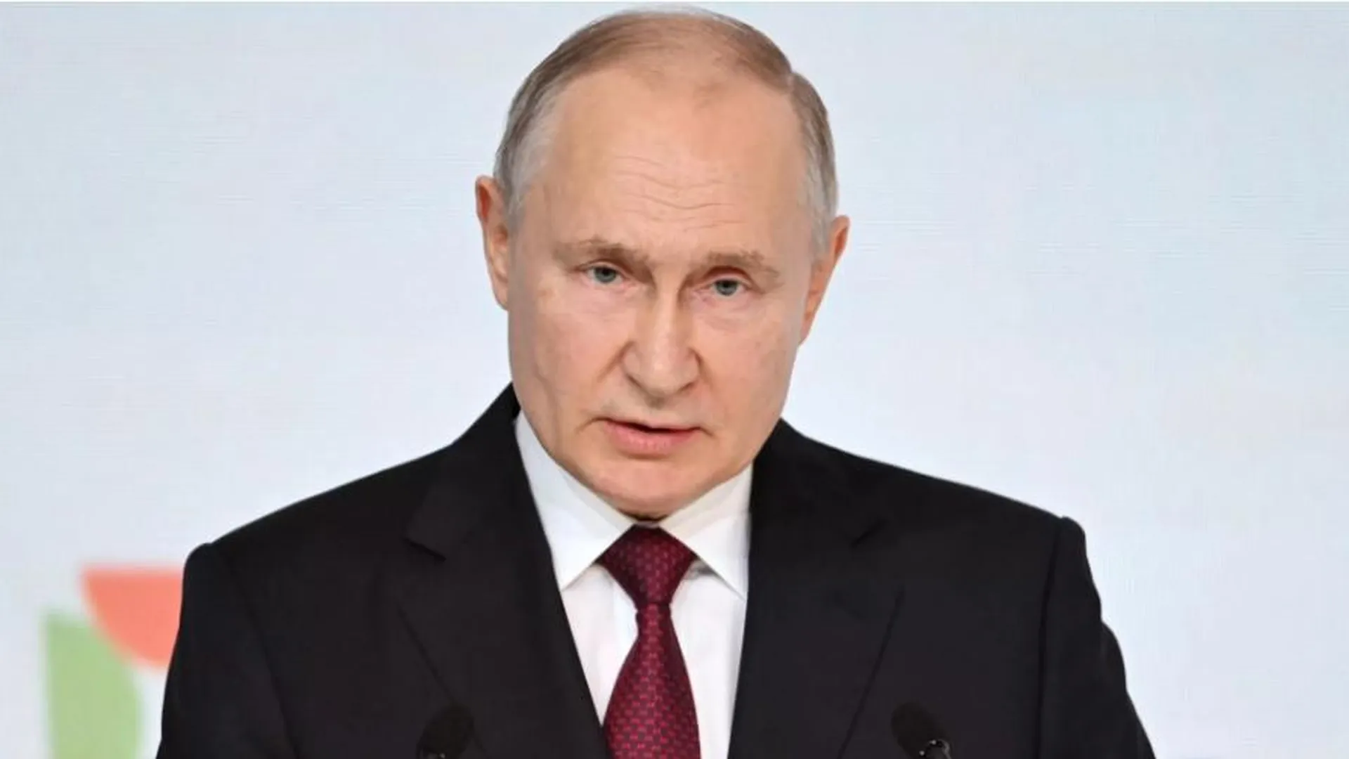 Путин пообещал обсудить возможность пересмотра правил приема на госслужбу