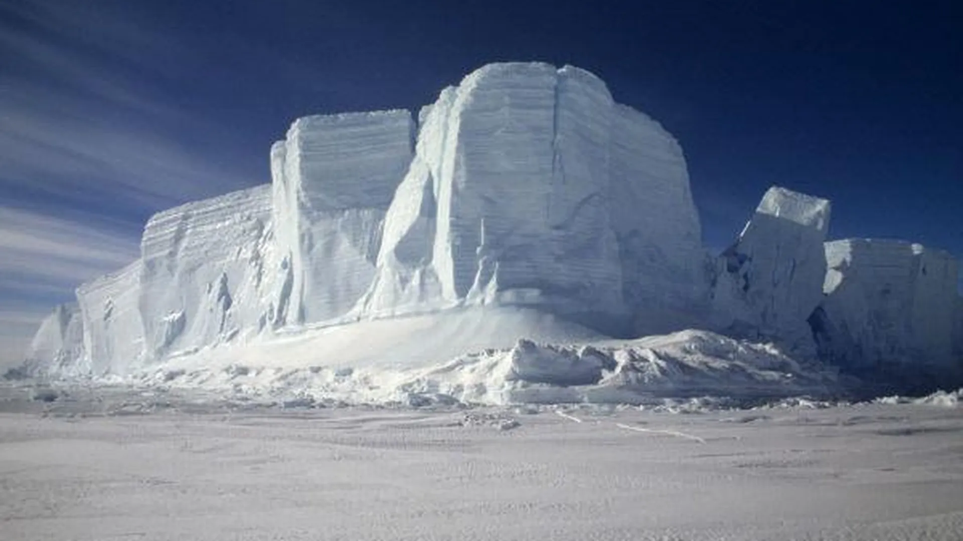 Огромное озеро может скрываться подо льдами Антарктиды - ученые