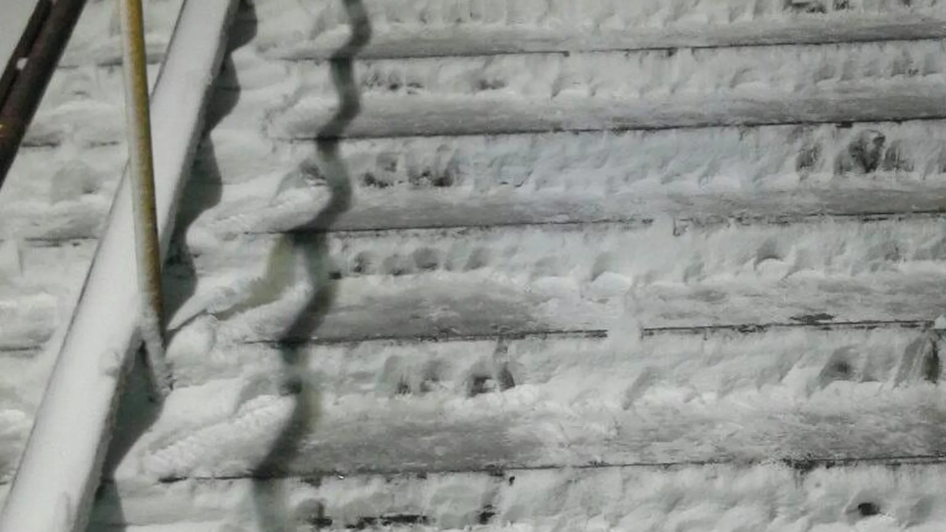 Горожанка покалечилась на обледенелой лестнице ж/д моста в Солнечногорске