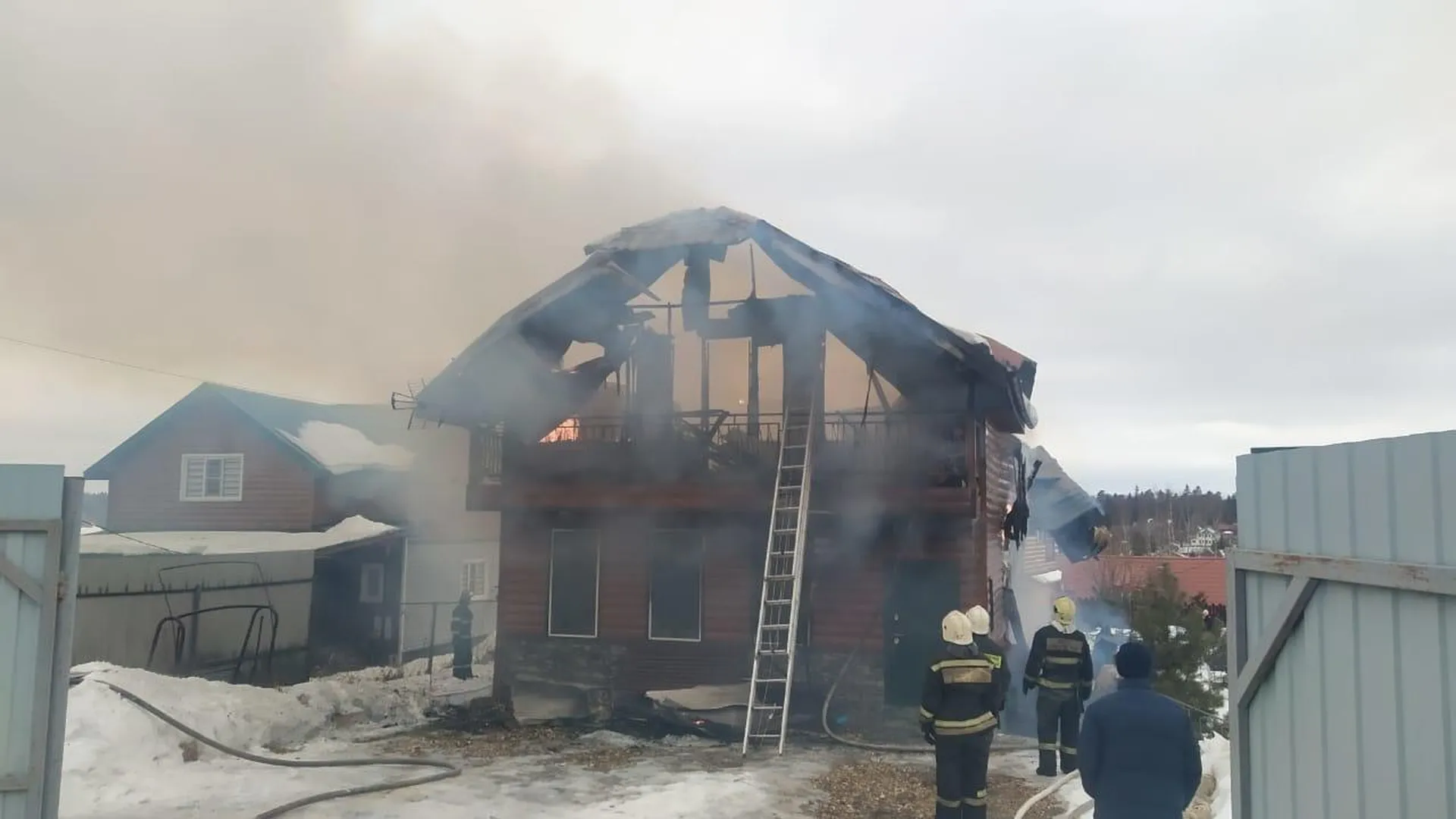 Пожар произошел в двухэтажном деревянном доме под Солнечногорском