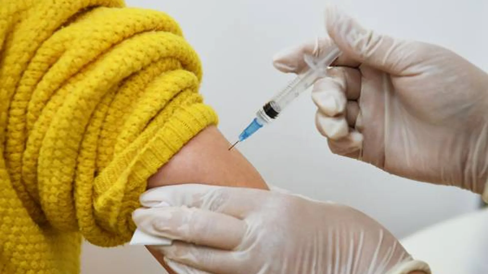 Более 320 пунктов вакцинации от коронавируса открыто для жителей Подмосковья