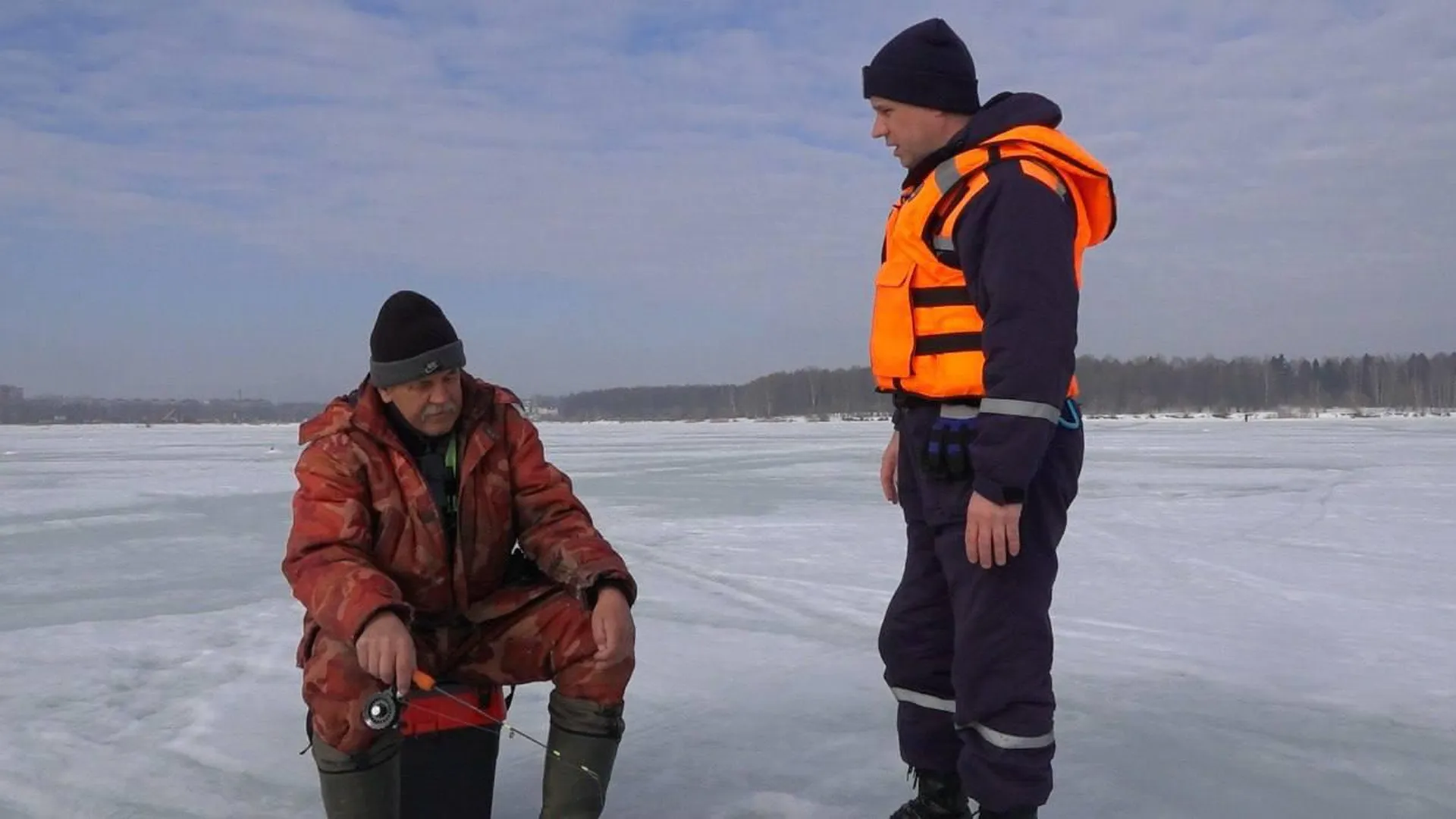 Спасатели в Солнечногорске призвали жителей не выходить на тонкий весенний лед
