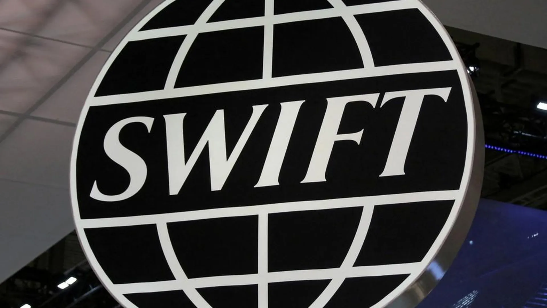 Польша со странами Балтии призвали ЕС отключить Газпромбанк от SWIFT