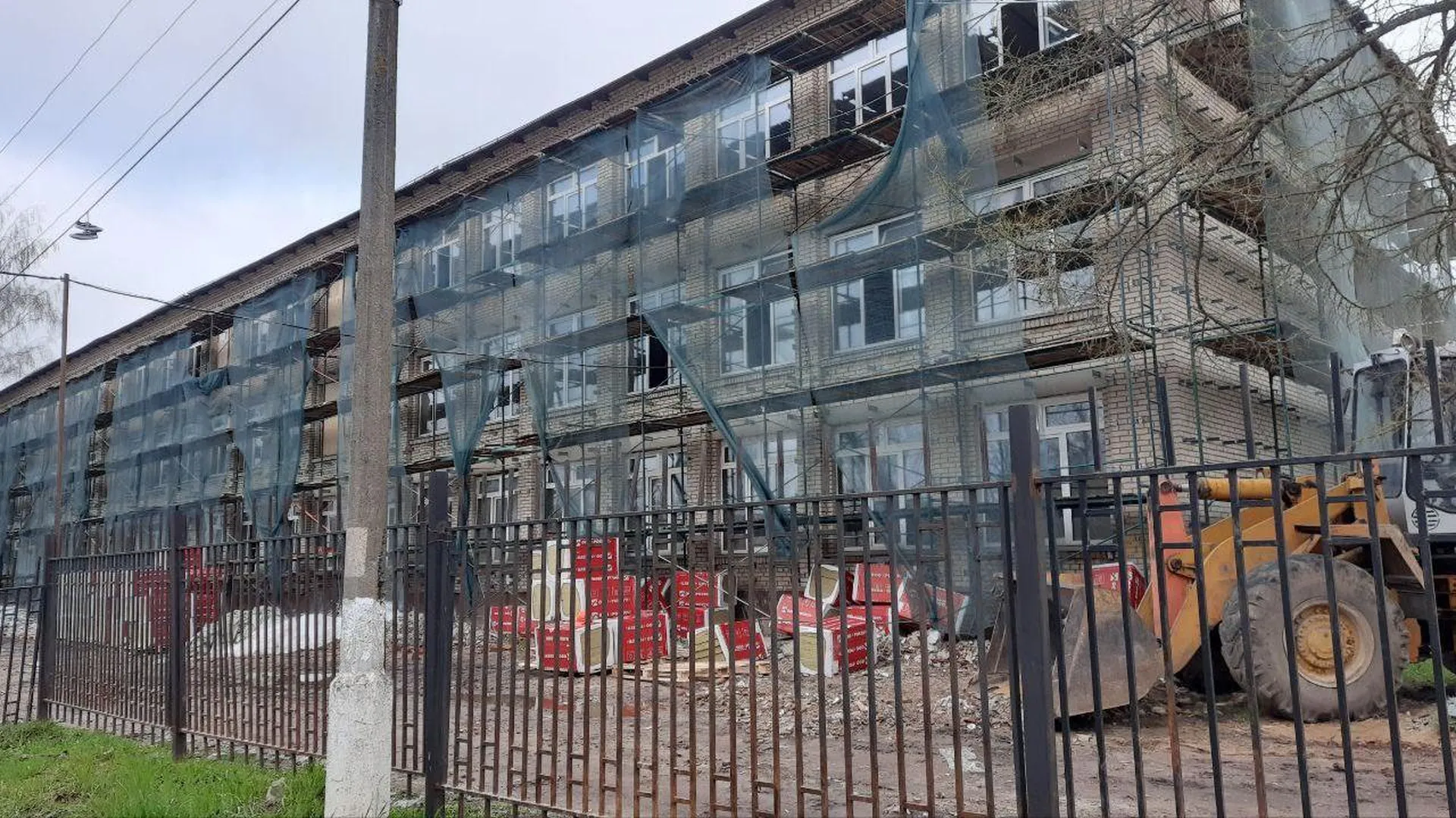 В двух корпусах одной из школ в Шаховской стартовали фасадные работы