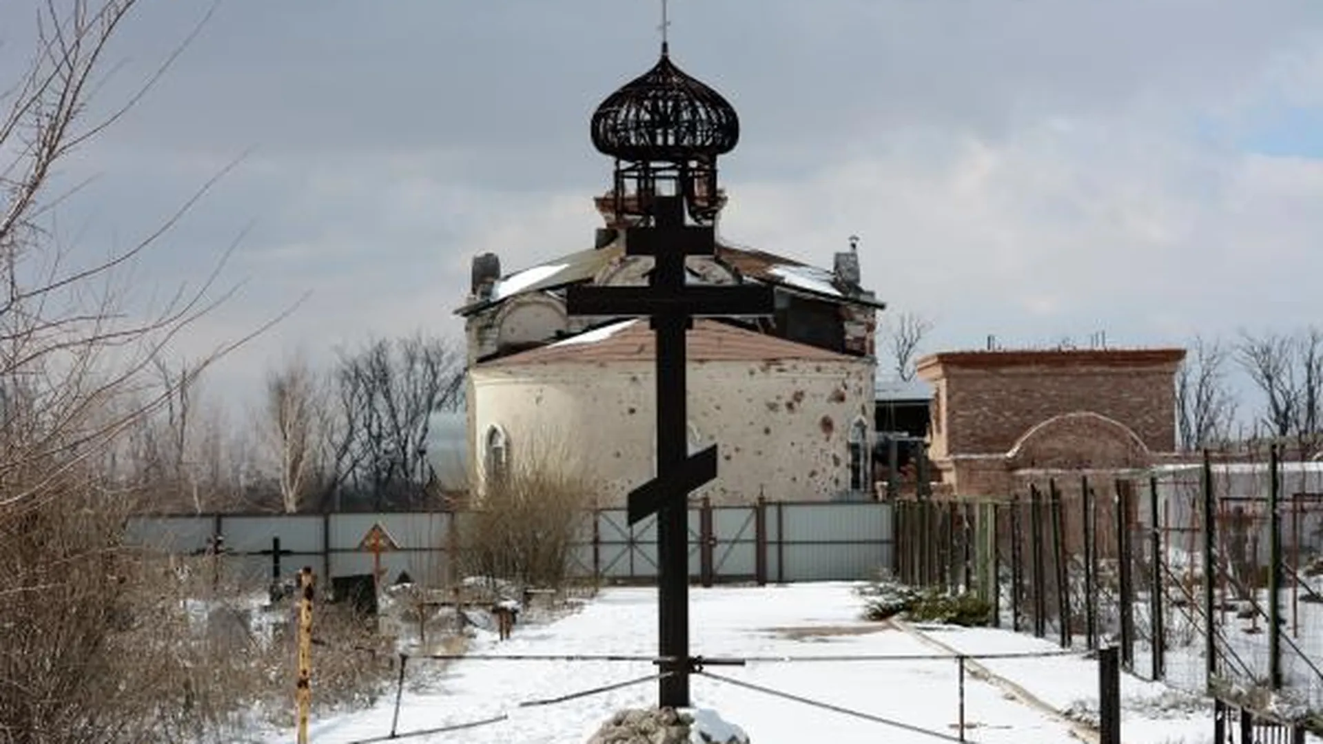 Храм Донецкого Иверского монастыря, разбитый во время боевых действий 2014–2015 годов вблизи донецкого аэропорта