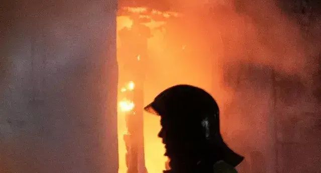 МЧС РФ: пожар в многоэтажном доме в Москве охватил 200 квадратных метров
