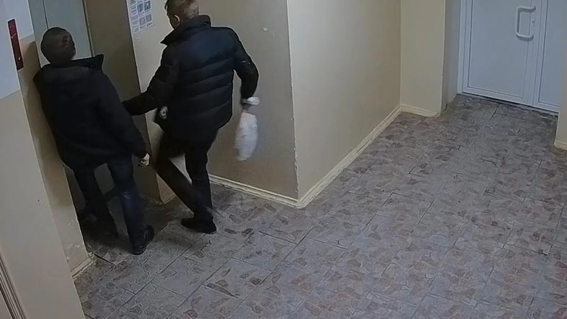 Вандалы выбили дверь лифта в Хотьково