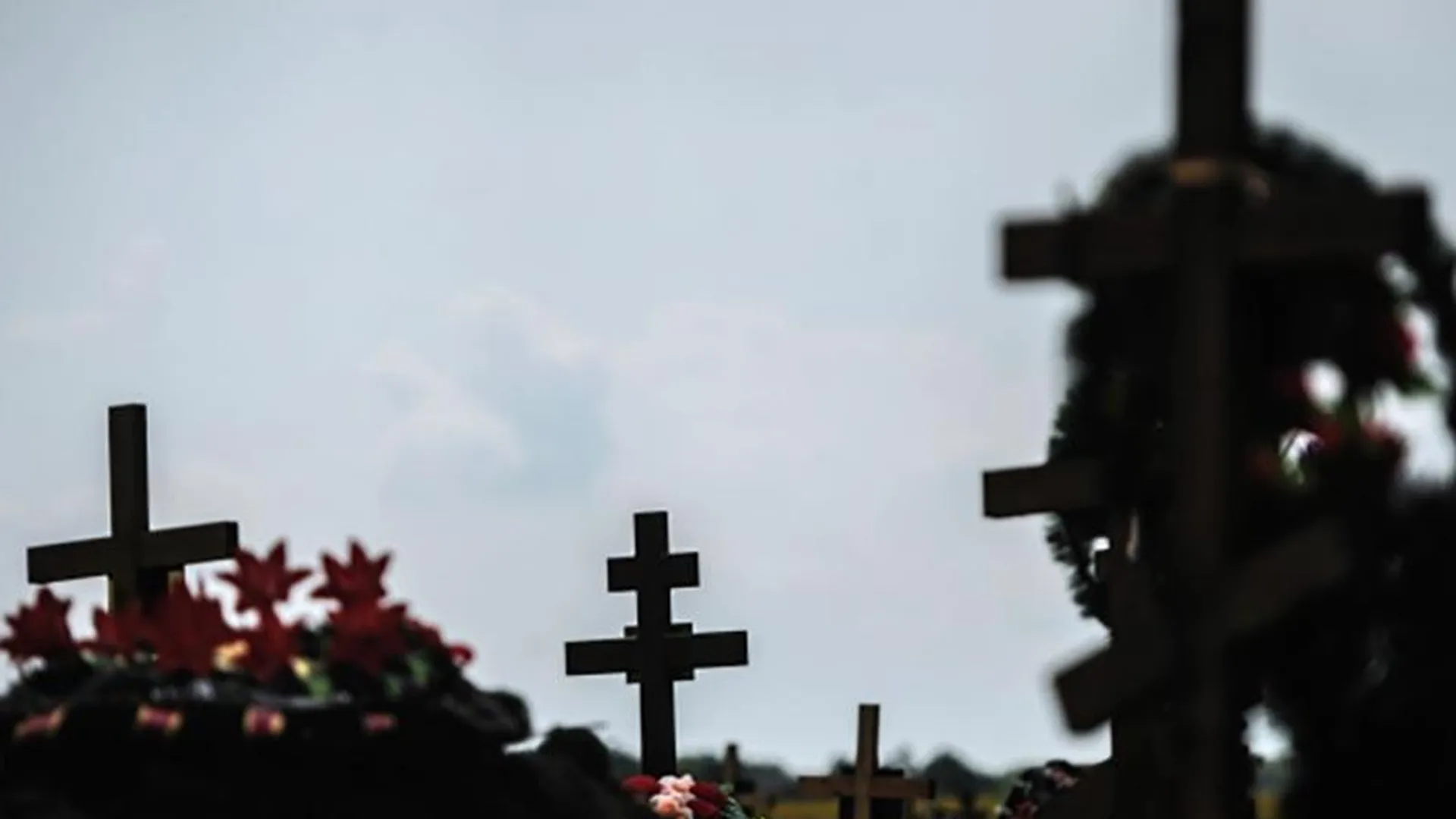 Фотографии покойников массово воруют на кладбище Озер