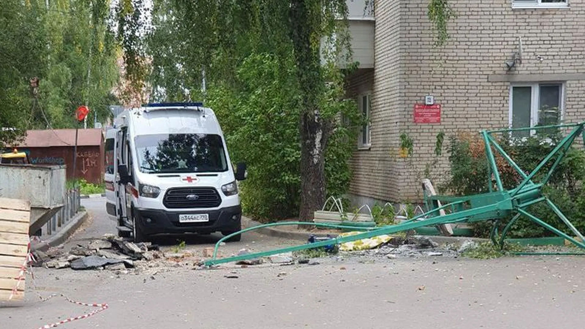 Рабочий, на которого упал кран в Звенигороде, мог нарушить технику безопасности